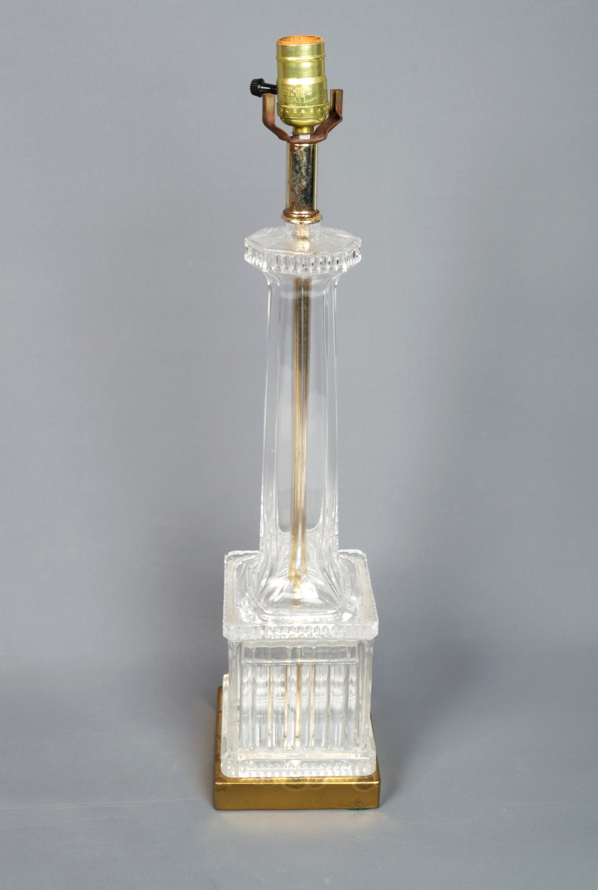 Tischlampe aus geschliffenem Glas und Messing im neoklassischen Stil (20. Jahrhundert) im Angebot