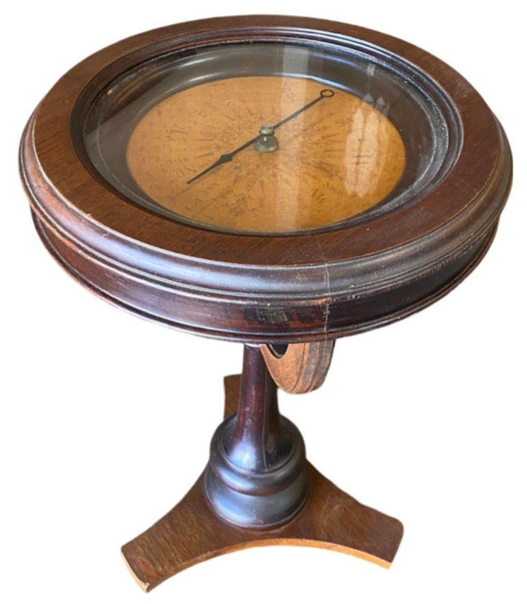 Table d'appoint d'inspiration néoclassique en chêne teinté foncé avec une riche finition chocolat, mettant en valeur le style victorien et un design distinctif. La table comporte une boussole fonctionnelle de 9 pouces, élégamment présentée sous un