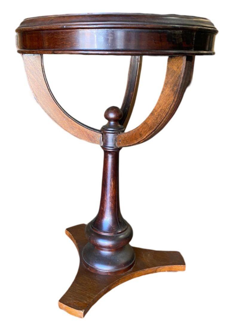 Baroque Table à fumer latérale à boussole en chêne foncé néoclassique en vente