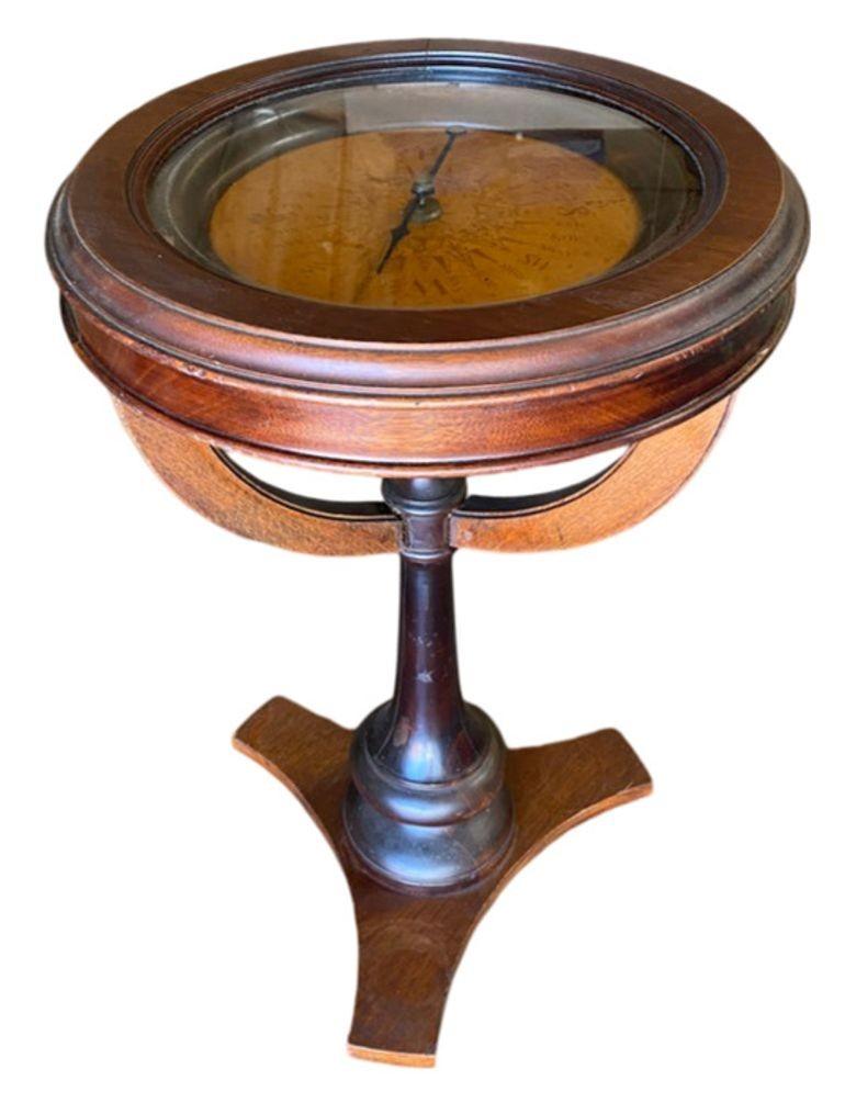 Milieu du XXe siècle Table à fumer latérale à boussole en chêne foncé néoclassique en vente