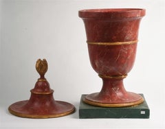 Neoklassische Dekorative Urne aus Kunstmarmor  mit vergoldetem Flammenkopf - prov. John Rosselli