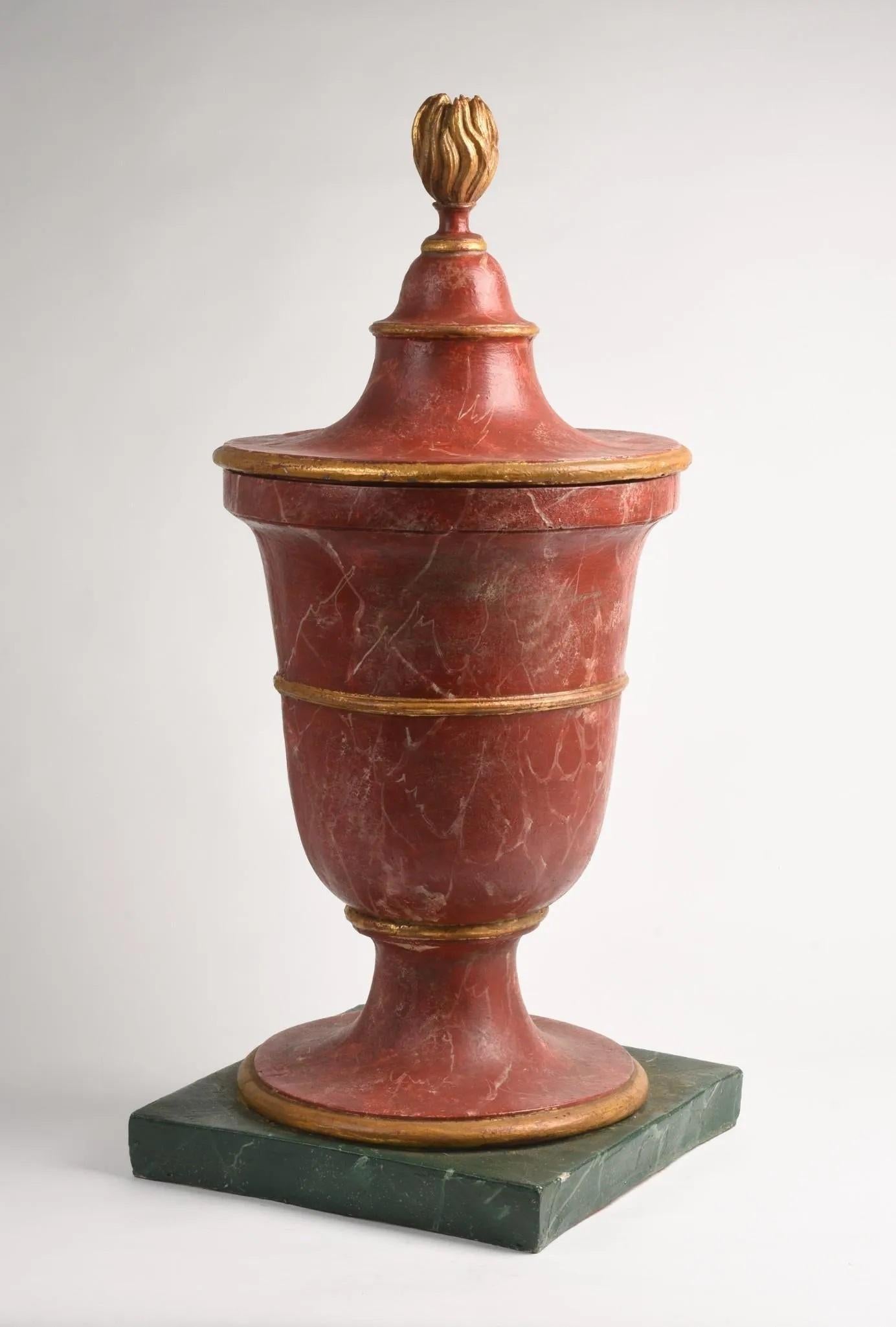 Neoklassische Dekorative Urne aus Kunstmarmor  mit vergoldetem Flammenkopf - prov. John Rosselli (Neoklassisches Revival) im Angebot