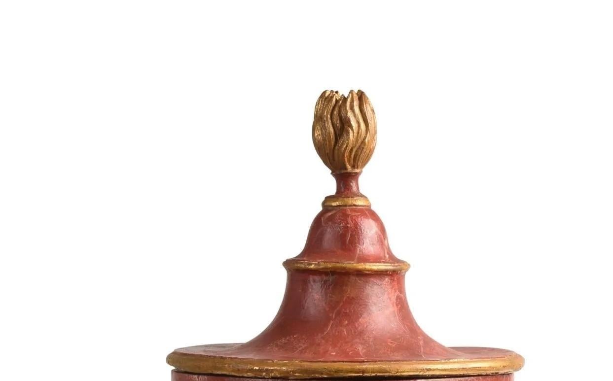 Neoklassische Dekorative Urne aus Kunstmarmor  mit vergoldetem Flammenkopf - prov. John Rosselli (Italienisch) im Angebot