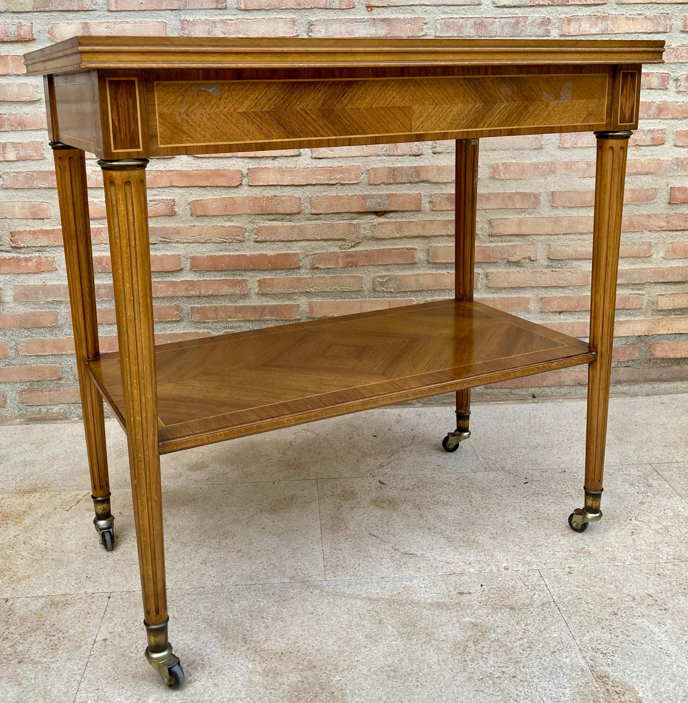 Noyer Table d'appoint néoclassique française en marqueterie avec un tiroir et des roulettes, années 1940 en vente