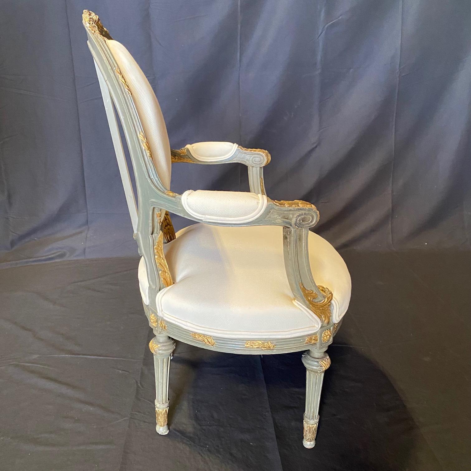  Paire de fauteuils néoclassiques français d'époque Louis XV du XIXe siècle Bon état - En vente à Hopewell, NJ