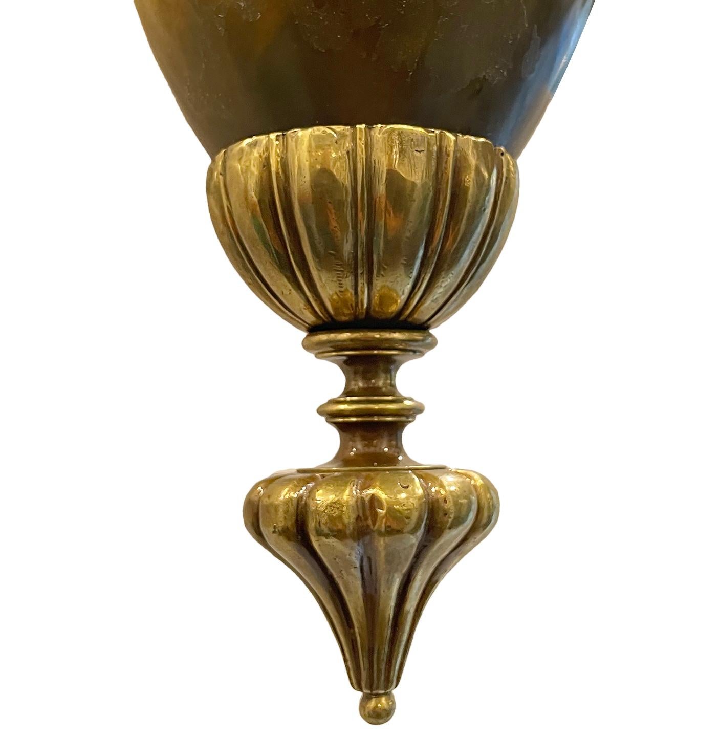 Milieu du XXe siècle Lustre néoclassique en bronze doré en vente