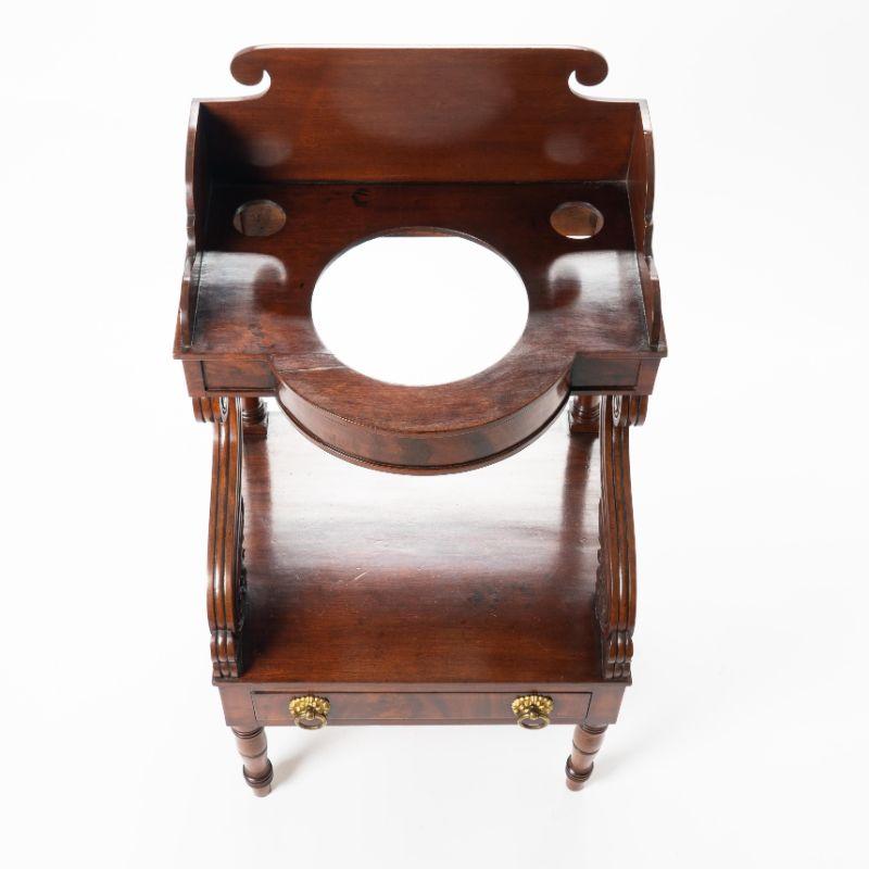 Lavabo neoclásico de caoba, 1825-30 Estadounidense en venta