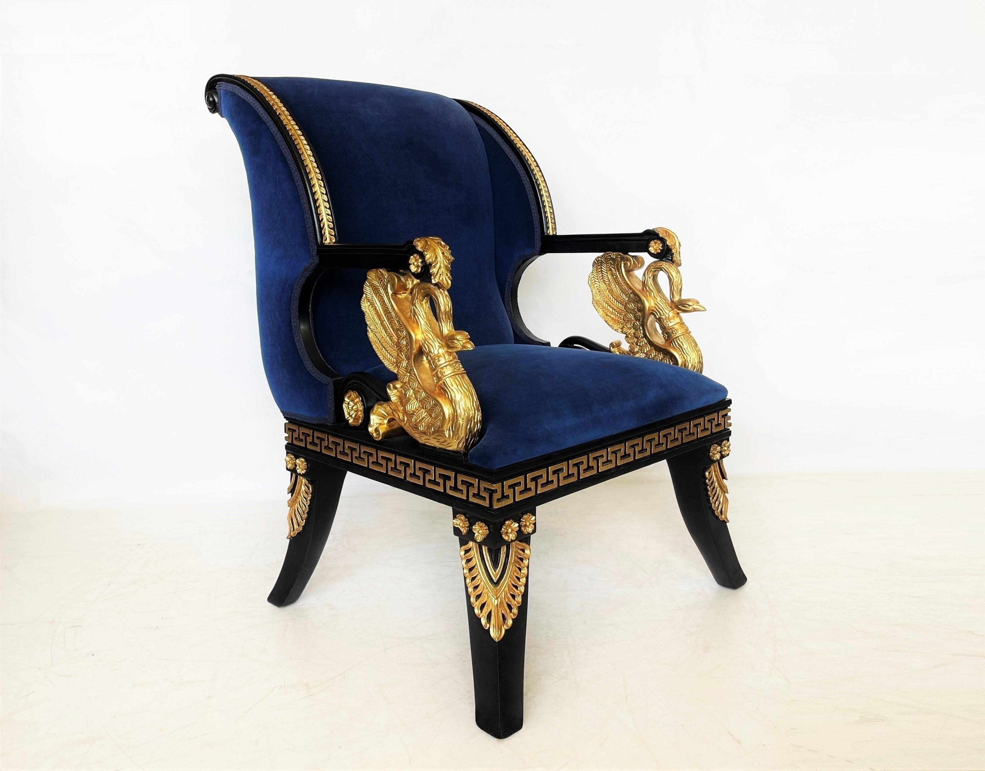 Dieses elegante Paar offener Sessel spiegelt das Werk des exzentrischen Klassizisten Thomas Hope wider, indem es griechische und römische Formen zu einem kühnen Ausdruck des Neoklassizismus adaptiert. Fachmännisch restaurierte Stühle in