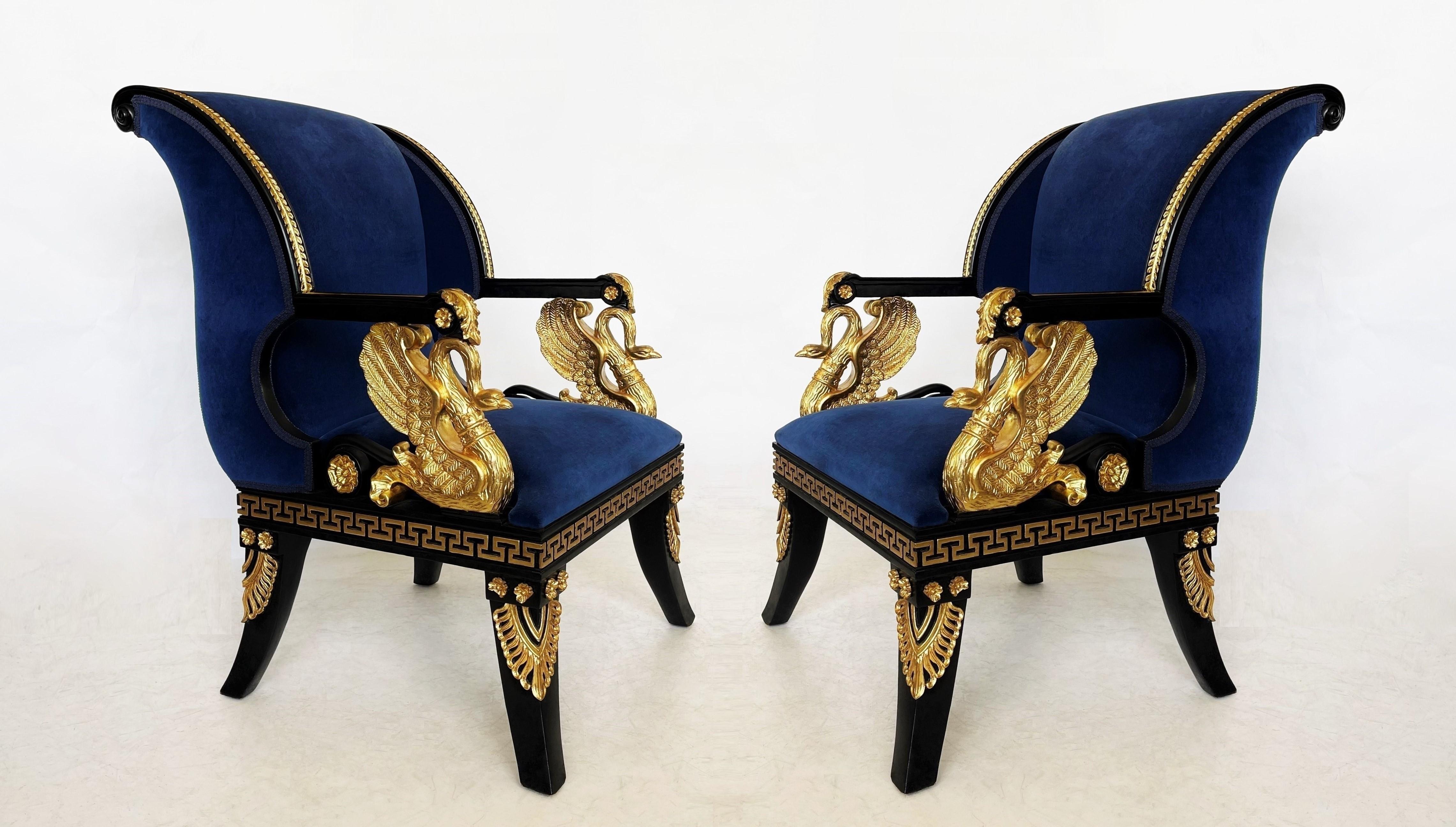 Neoklassizistisches Paar lackierter und teilweise vergoldeter offener Sessel im Stil von Thomas Hope (20. Jahrhundert) im Angebot