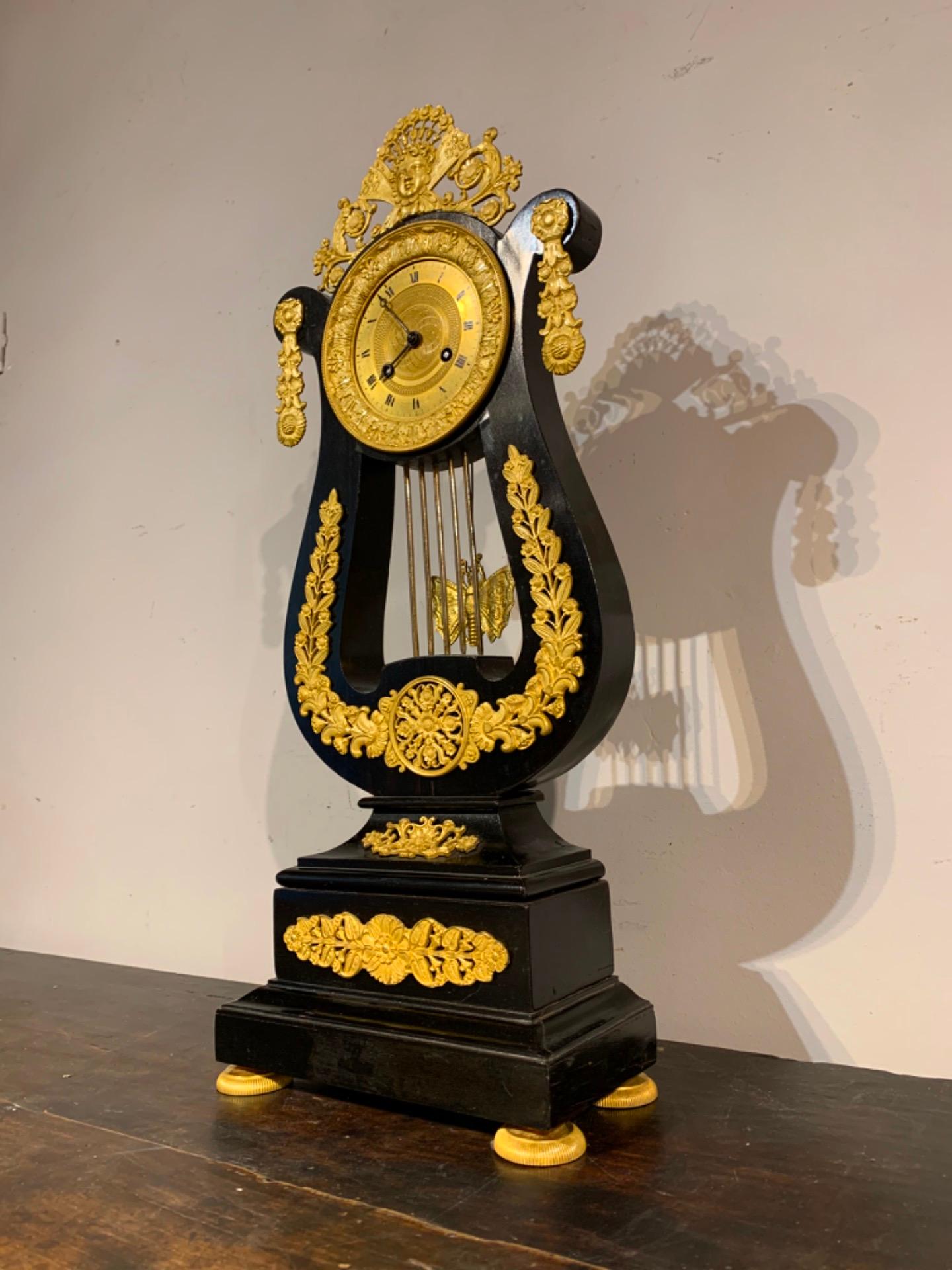 Beautiful Parisian table clock in the shape of a lyre in ebonized wood with gilt bronze applications.
Silk thread suspension, weekly winding, strikes the hours and half hours. The butterfly pendulum is also refined.
Typical French manufacture from