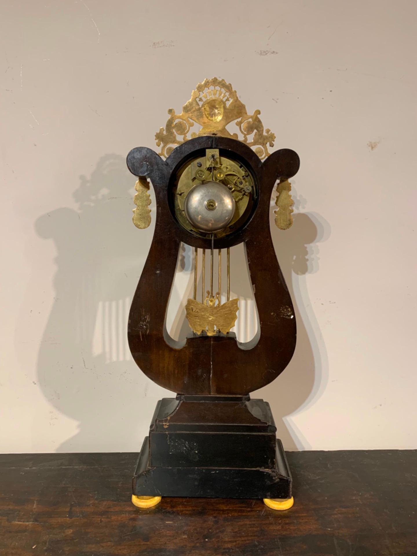 Neoclassic Parisian Pendulum Clock in Bronze and Ebonized Wood In Good Condition For Sale In Firenze, FI