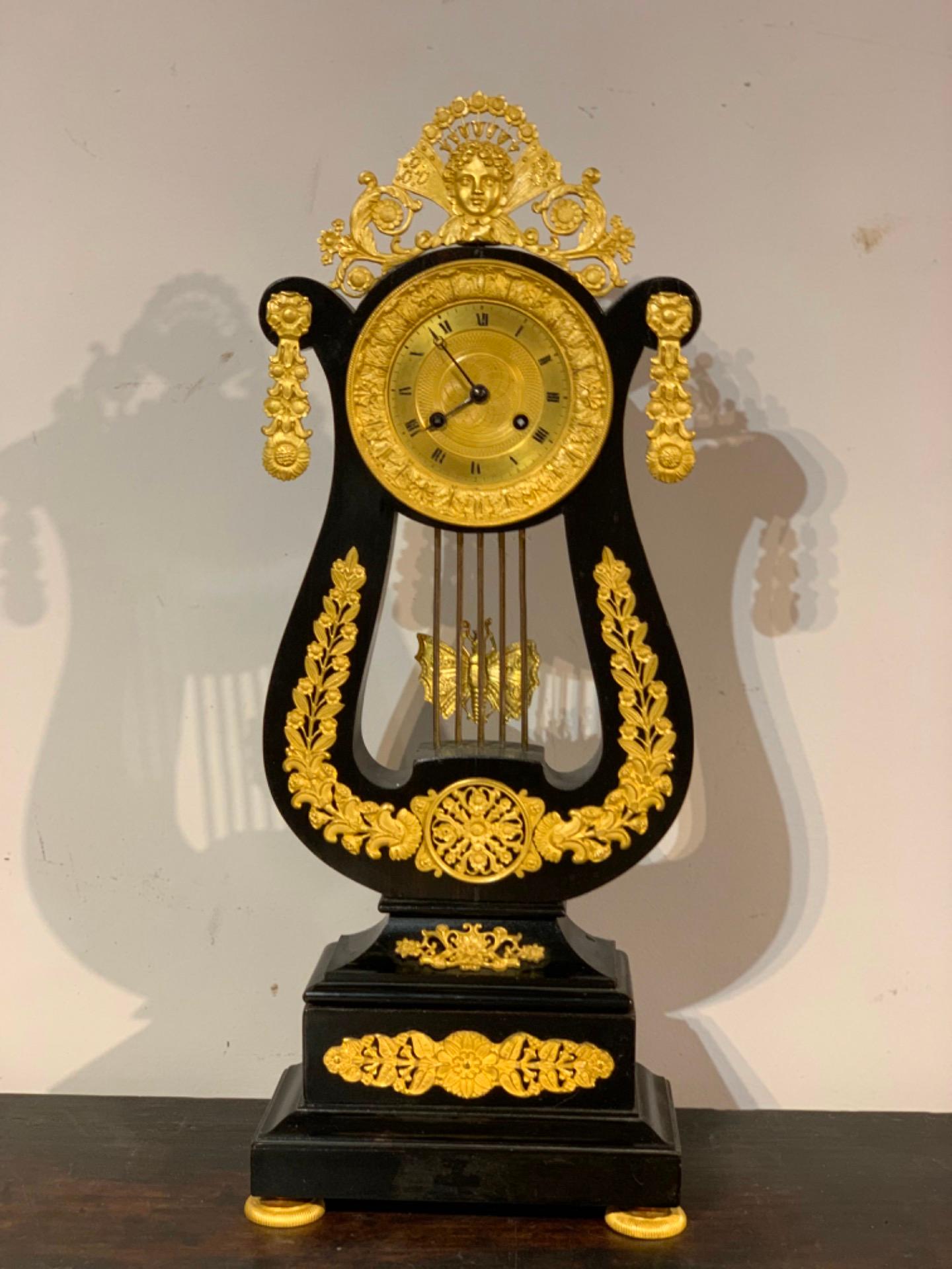 Neoclassic Parisian Pendulum Clock in Bronze and Ebonized Wood For Sale 4