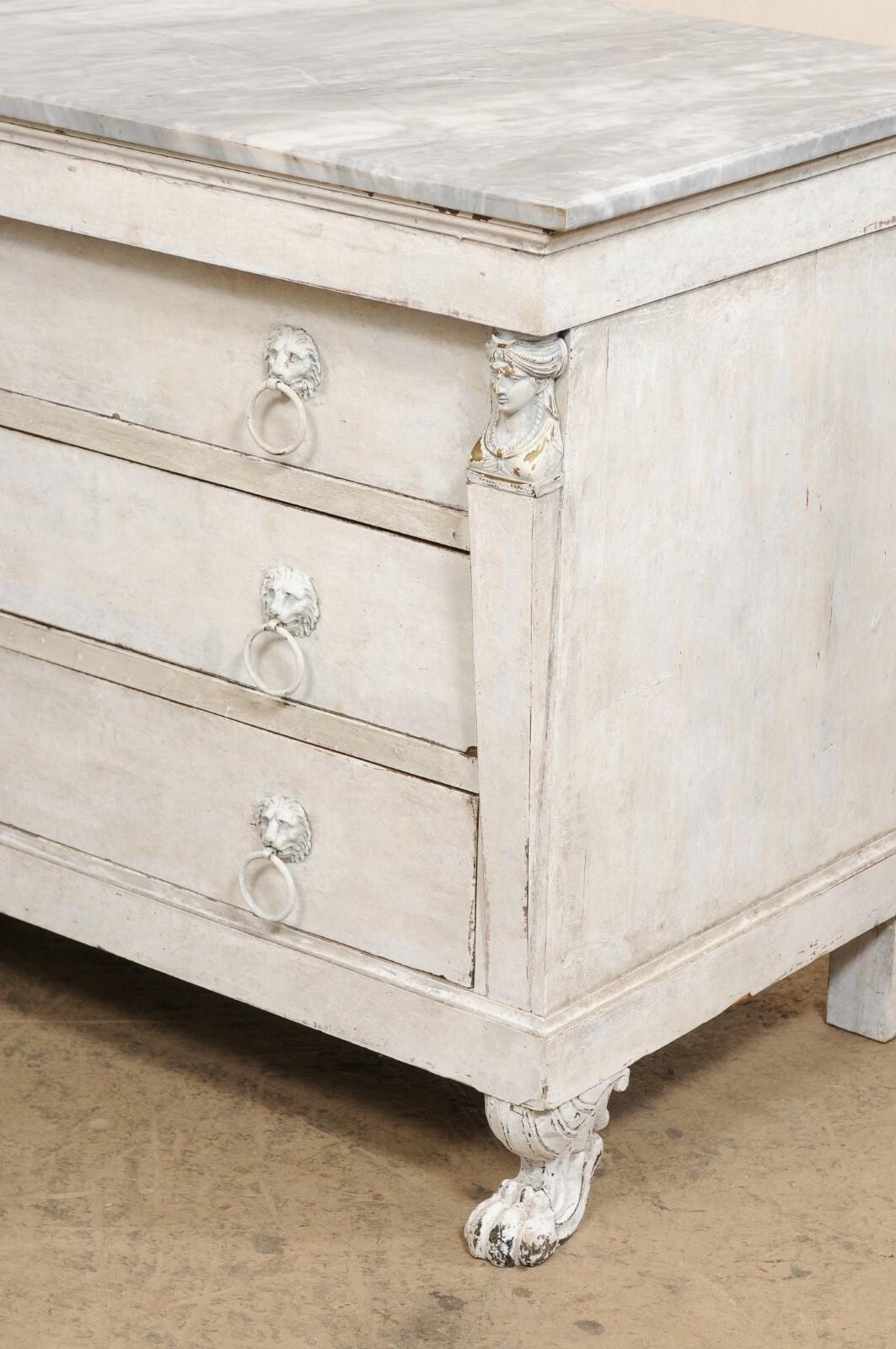 Commodo francese con piano in marmo di epoca neoclassica con piedini a zampa e tiranti a testa di leone in vendita 4