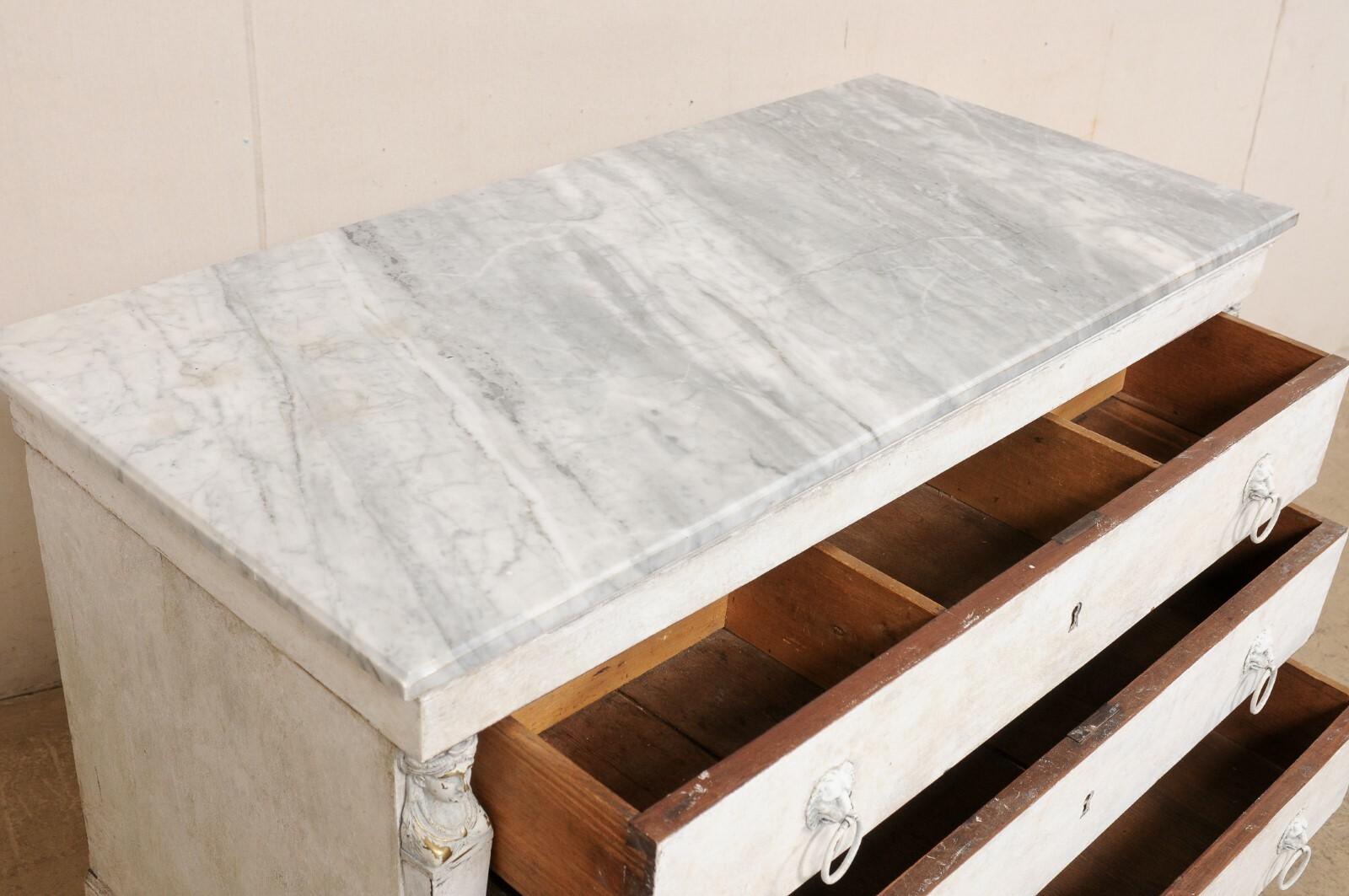 Commodo francese con piano in marmo di epoca neoclassica con piedini a zampa e tiranti a testa di leone In condizioni buone in vendita a Atlanta, GA