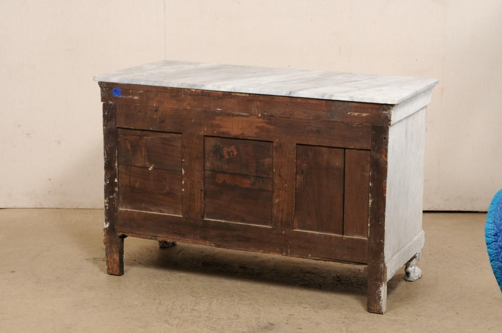 Marmo Commodo francese con piano in marmo di epoca neoclassica con piedini a zampa e tiranti a testa di leone in vendita