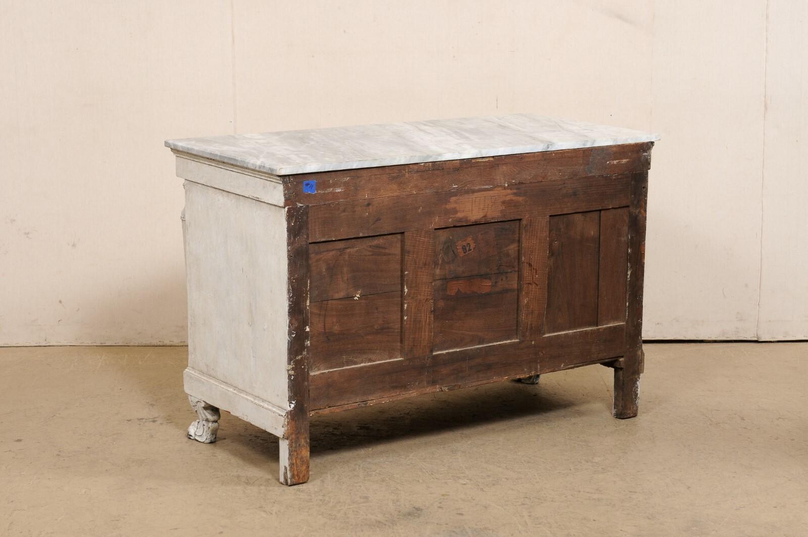 Commodo francese con piano in marmo di epoca neoclassica con piedini a zampa e tiranti a testa di leone in vendita 2
