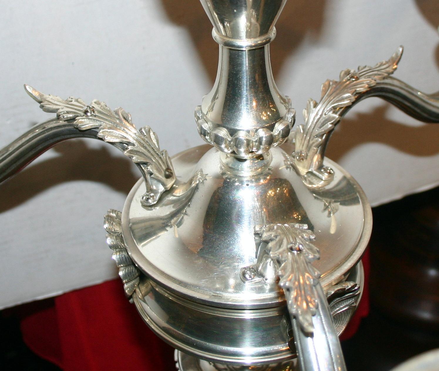 Lampadario inglese placcato in argento del 1920 circa con motivo di conchiglie.

Misure:
Altezza: 28,5
