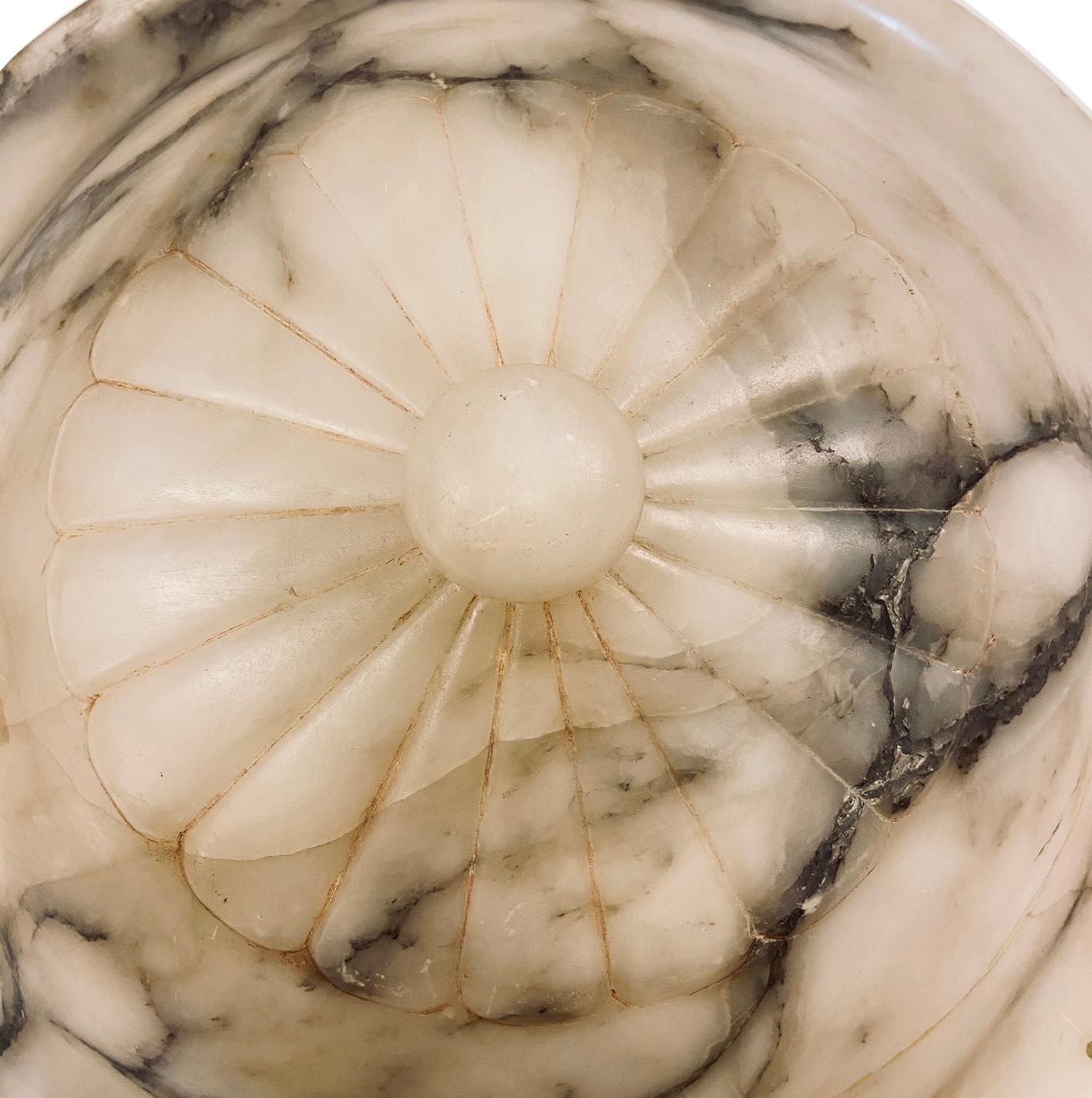 Un luminaire suspendu en albâtre sculpté néoclassique français des années 1930 avec des détails floraux au bas du corps.

Mesures :
Diamètre : 19.5
