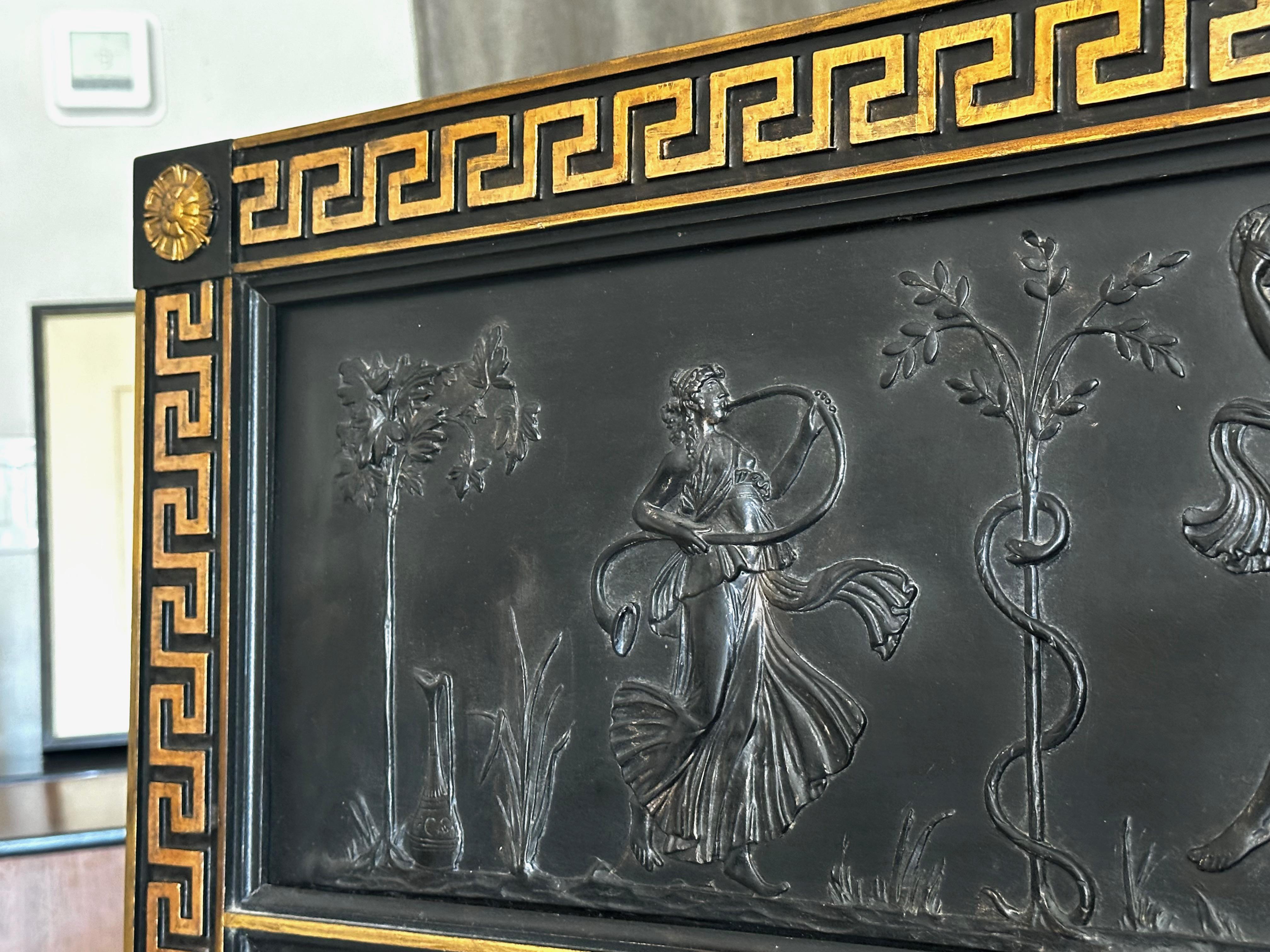 Miroir mural laqué noir à clé grecque de style néoclassique en vente 1