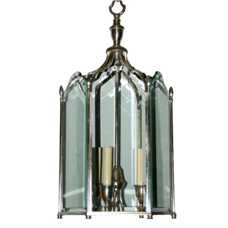 Lanterna in stile neoclassico argentata del 1920 circa con pannelli in vetro acidato e quattro luci interne. Finitura e patina originali.

Misure:
Altezza 31