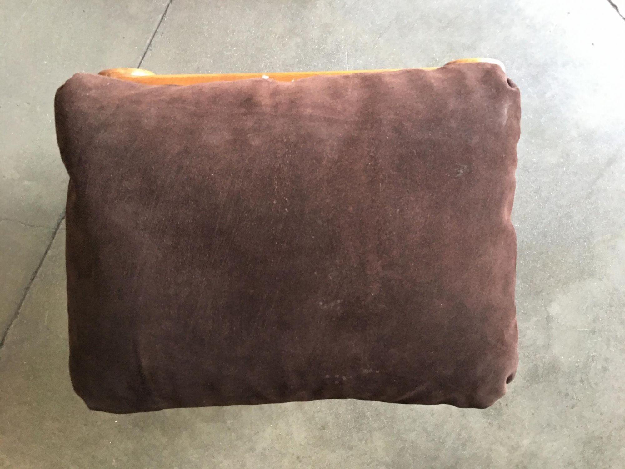 Noyer Tabouret de style néoclassique en noyer avec plateau en velours brun en vente