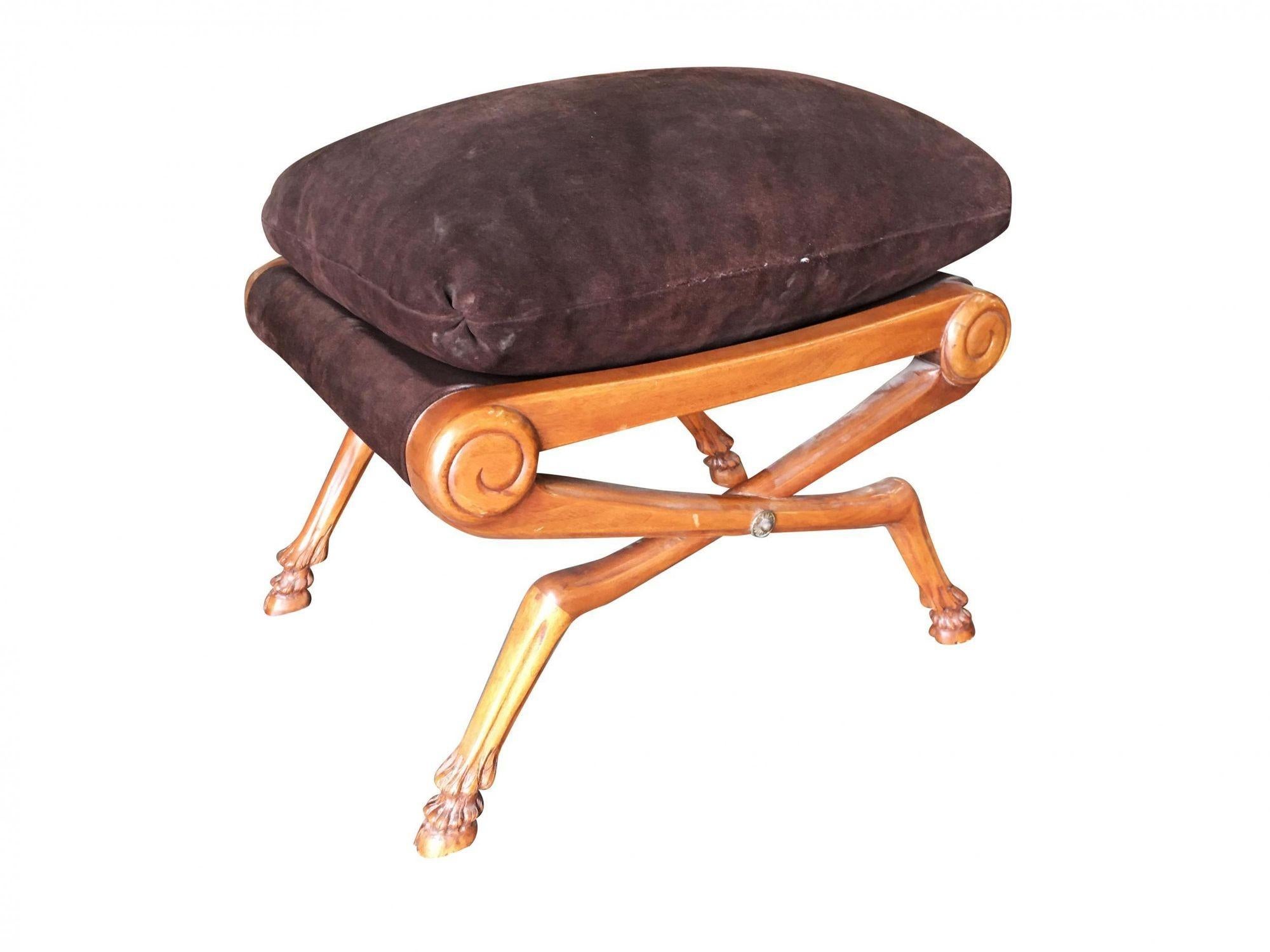 Tabouret de style néoclassique en noyer avec plateau en velours brun en vente 1