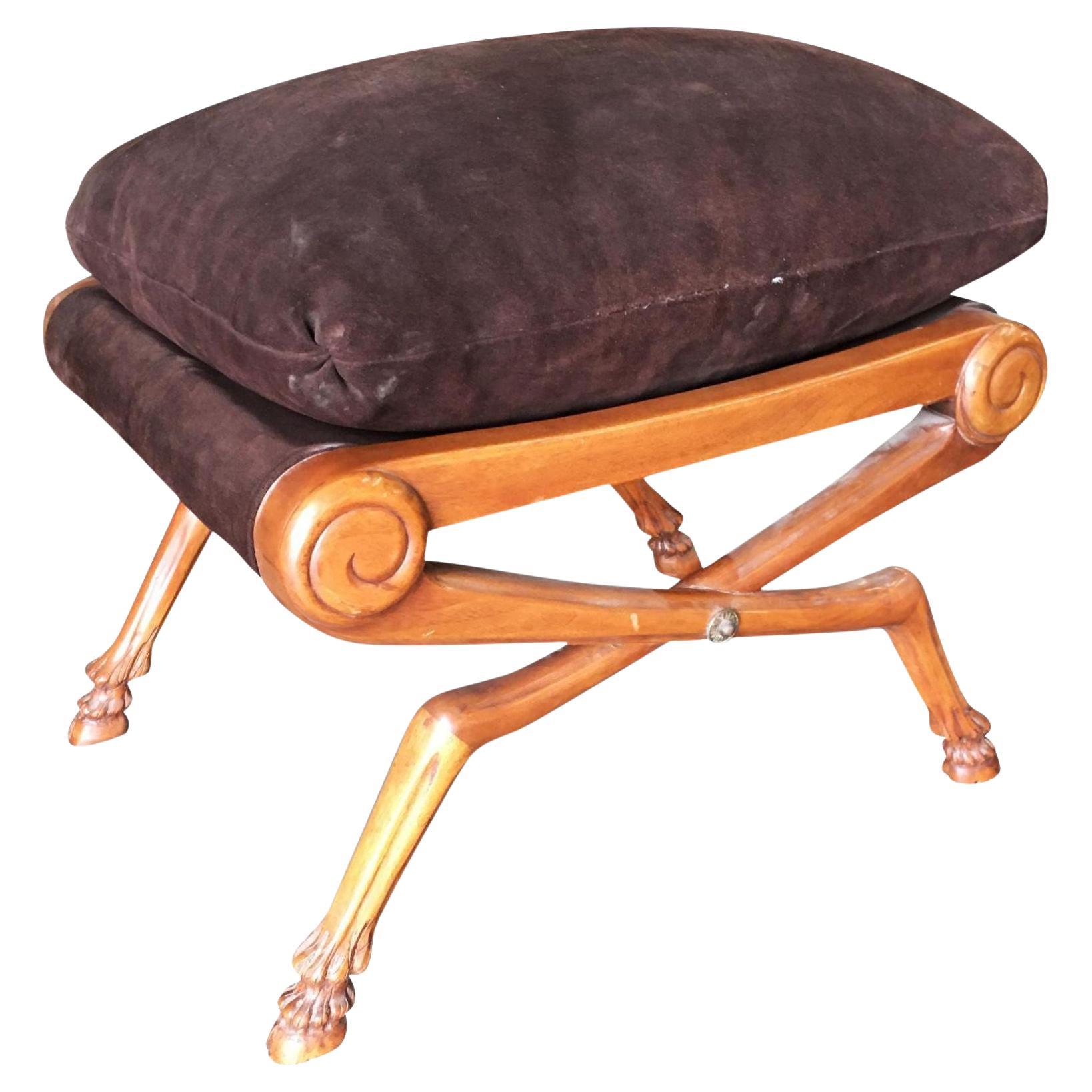 Tabouret de style néoclassique en noyer avec plateau en velours brun en vente