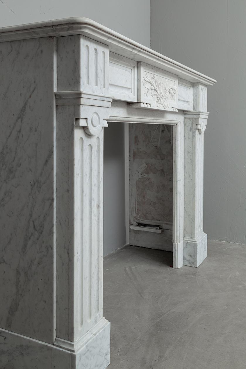 Neoklassizistischer antiker französischer Kamin aus weißem Carrara-Marmor (Neoklassisch) im Angebot