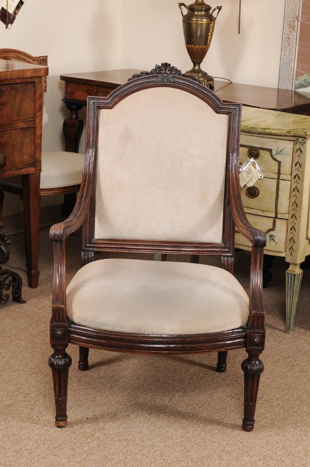Neoclassical Period Walnut Armchair with Fluted Tapering Legs, Italy, ca. 1790 In Good Condition For Sale In Atlanta, GA