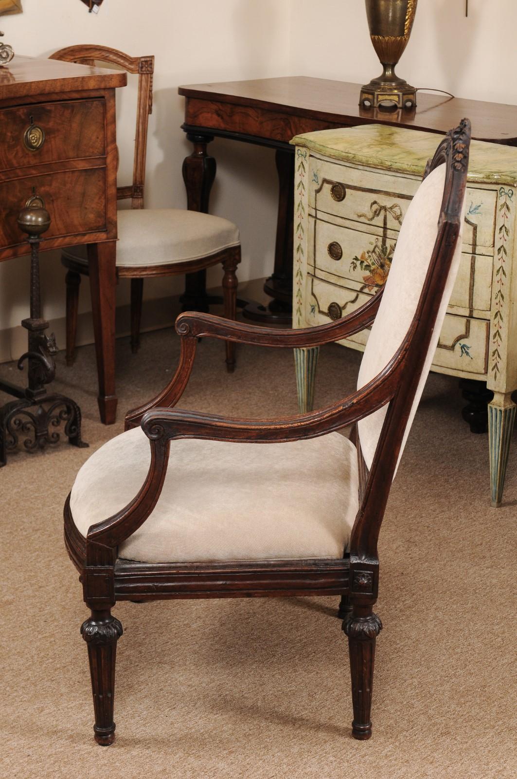 Neoclassical Period Walnut Armchair with Fluted Tapering Legs, Italy, ca. 1790 For Sale 3