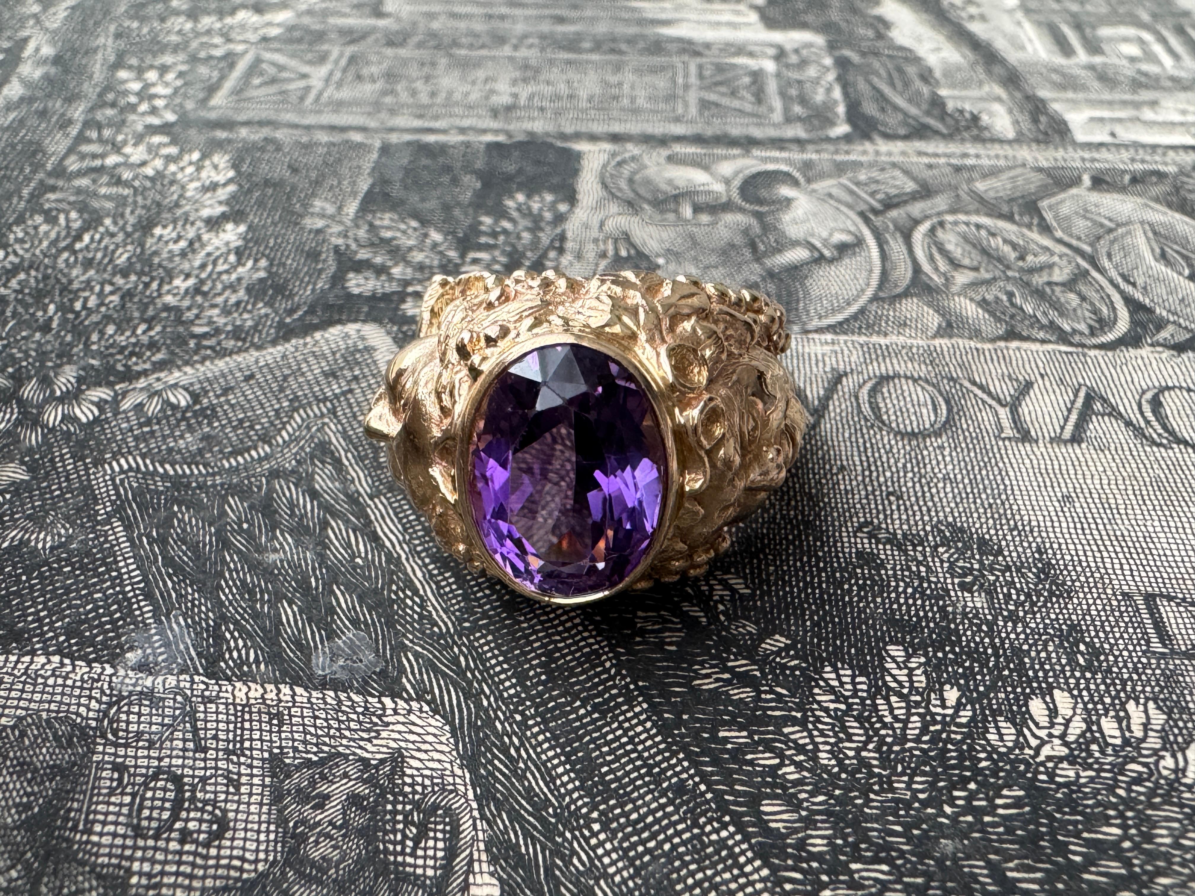 Datant du début du XXe siècle, cette étonnante bague allégorique représente le jeune Bacchus (Dionysos) dans un style néoclassique, sous la forme d'un enfant putto aux joues potelées, couronné d'une grappe de raisins et de vignes. En face de lui se