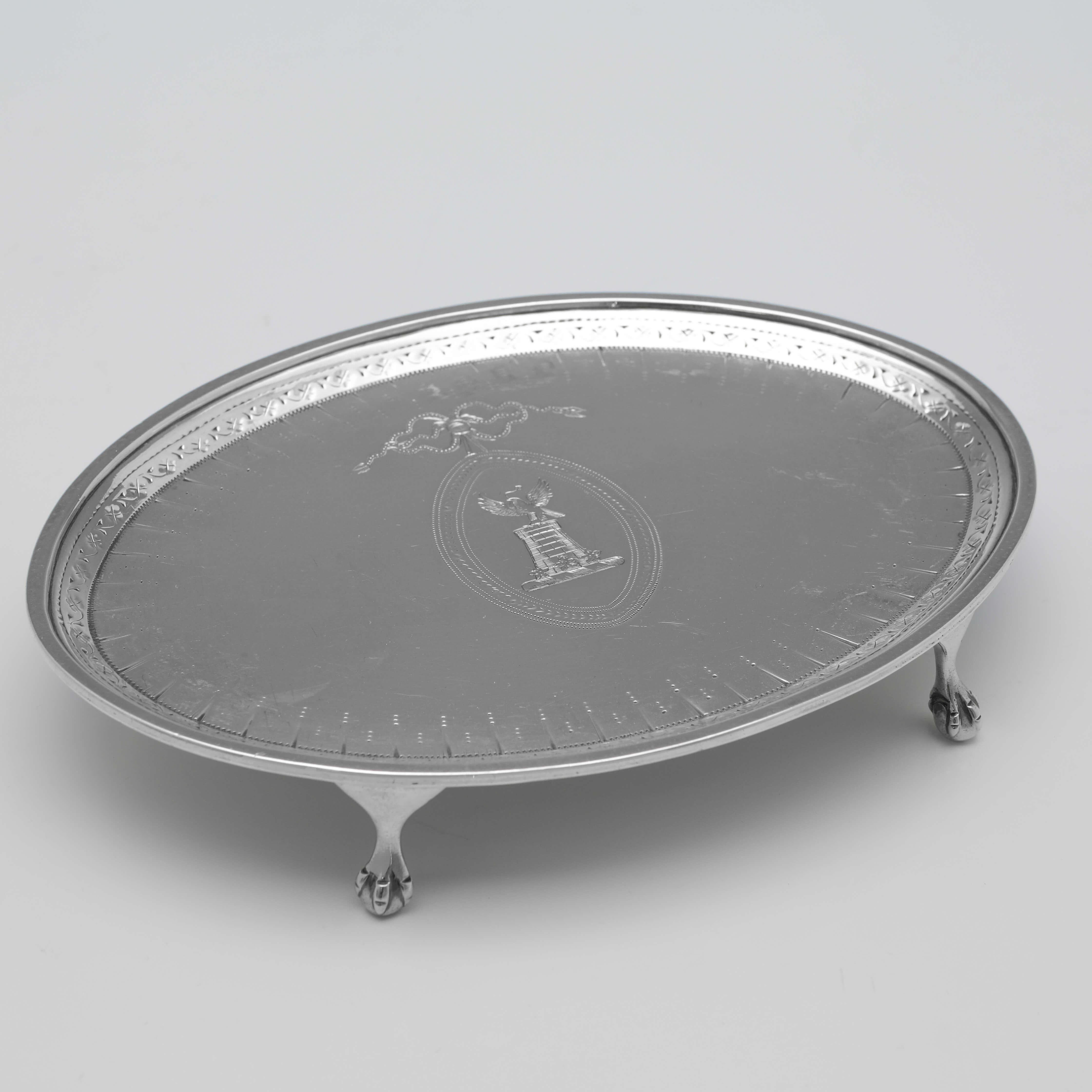 Théière néoclassique en argent massif du 18e siècle sur Stand - I John Denziloe 1787/8 en vente 2