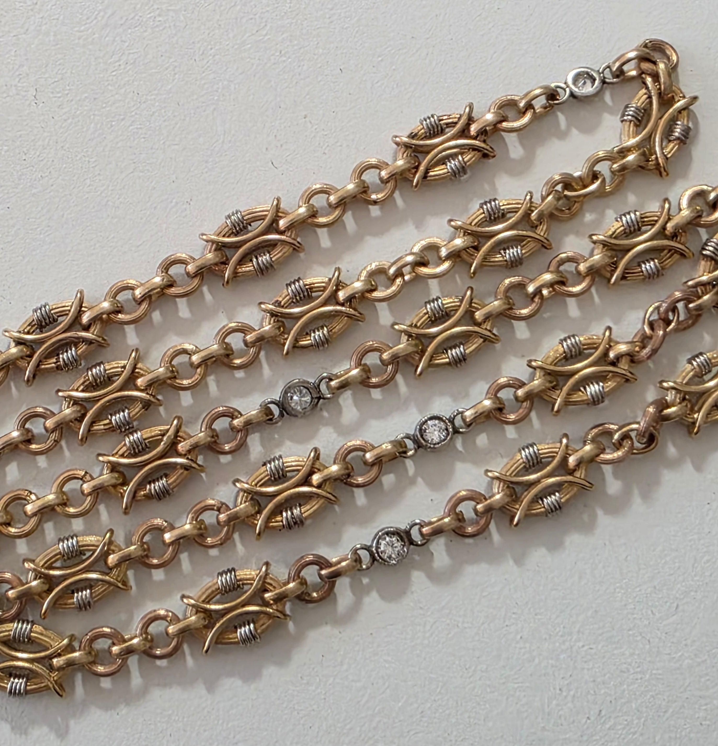 Französische edwardianische neoklassische Kette

Dies ist eine außergewöhnliche und schöne lange Kette in Paris Frankreich mit neoklassischen und edwardianischen Mustern, zwischen den 1880 und 1900 erstellt. Die fabelhafte Kette wurde meisterhaft im