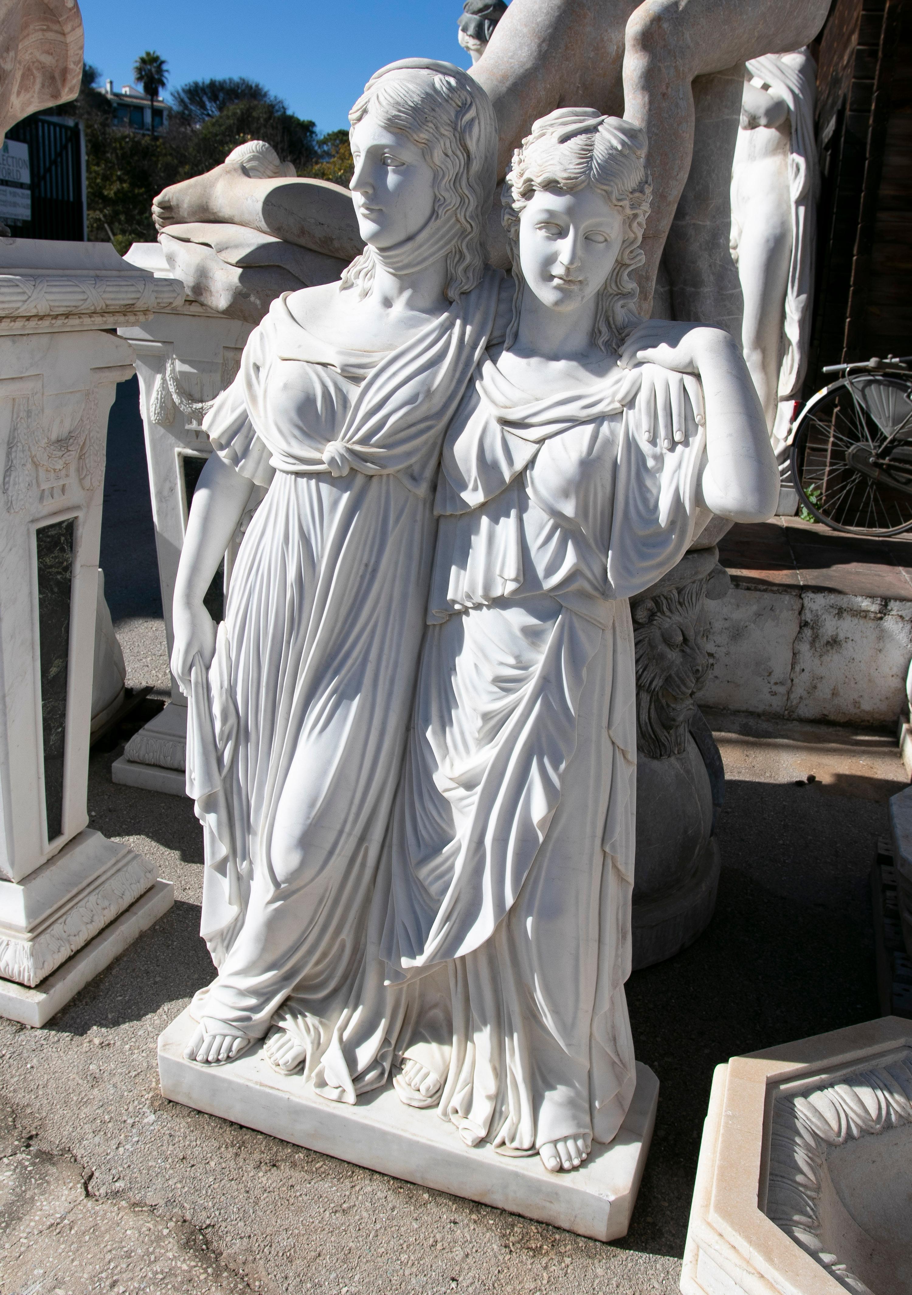 Neoklassizistische Reproduktion aus massivem spanischem Carrara-Marmor aus den 1990er Jahren. Sie zeigt die Prinzessinnengruppe von Gottfried Schadow aus dem Jahr 1797 mit den Schwestern Louise und Frederica, Prinzessinnen von Preußen. Schadow