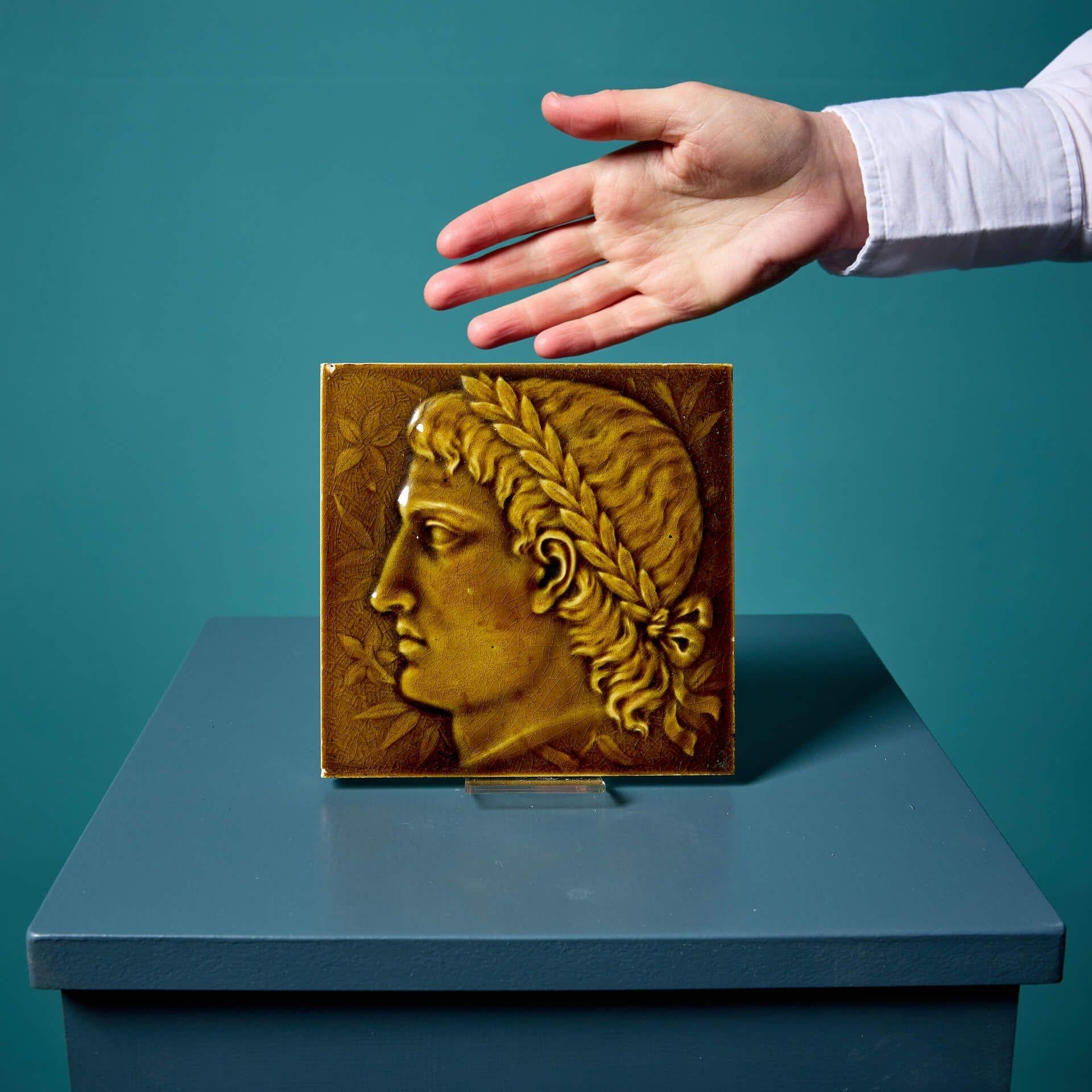 Néoclassique Tile de portrait néoclassique du 19ème siècle à profil émaillé de 6 pouces en vente