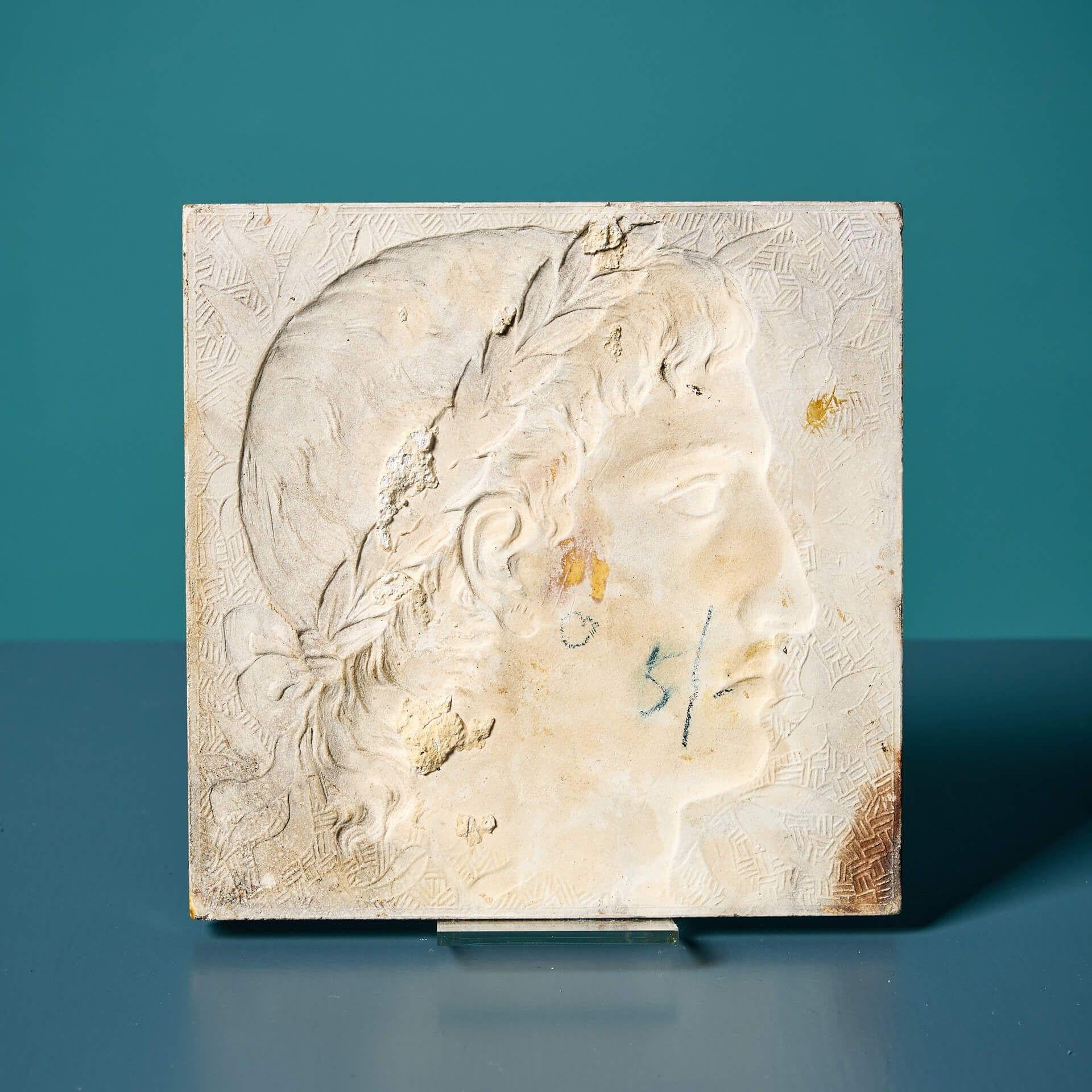 Anglais Tile de portrait néoclassique du 19ème siècle à profil émaillé de 6 pouces en vente