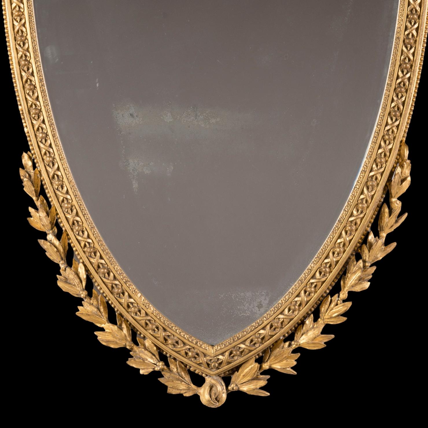 Espejo neoclásico inglés del siglo XIX con forma de escudo tallado en gesso y dorado Neoclásico en venta
