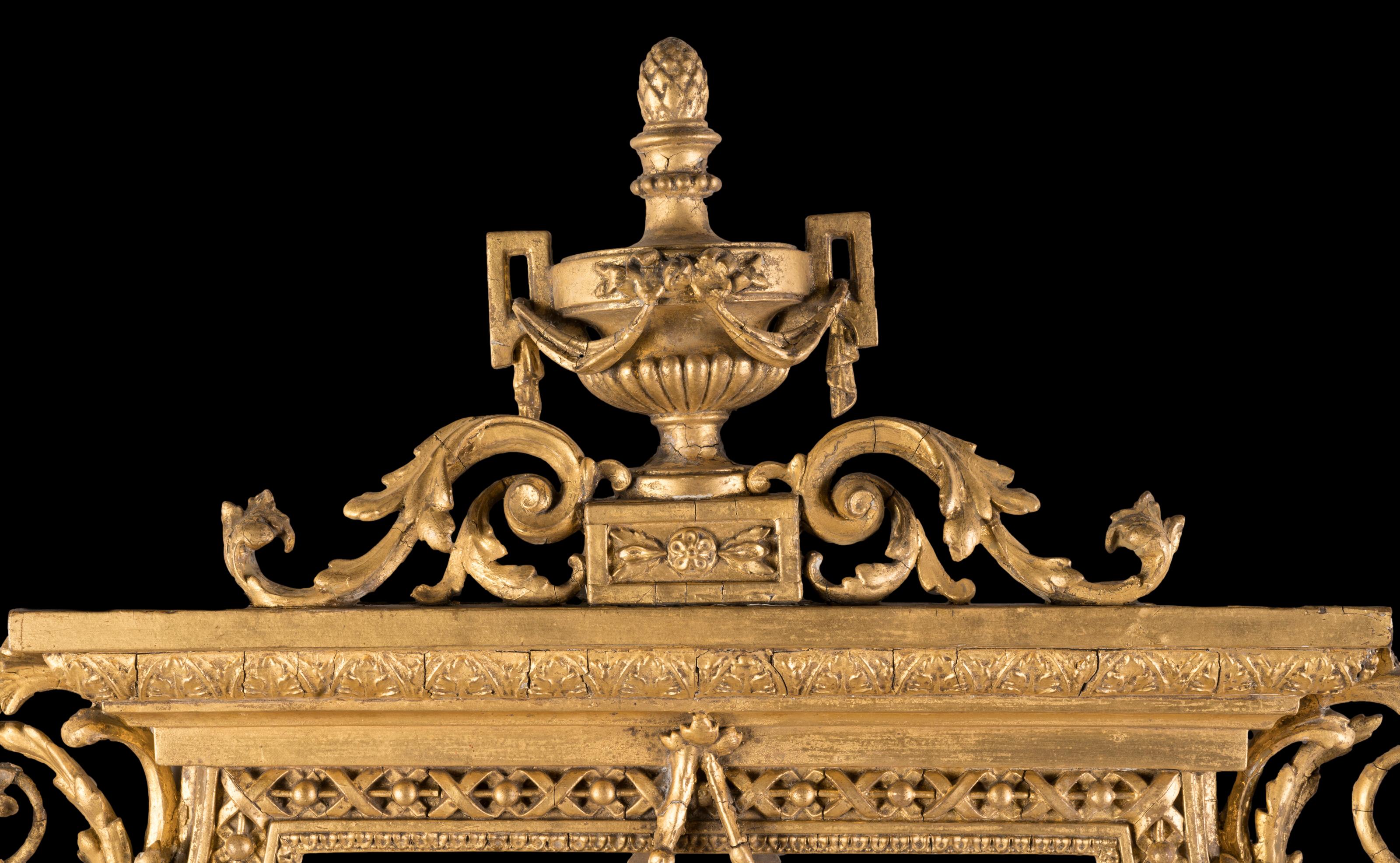 Espejo neoclásico inglés del siglo XIX con forma de escudo tallado en gesso y dorado Inglés en venta