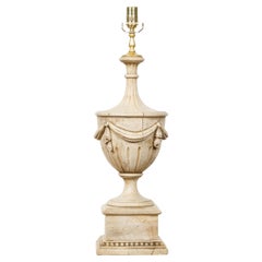 Neoklassizistische Urnenform aus Kiefernholz, 19. Jahrhundert, zu Tischlampe verarbeitet, US- verdrahtet