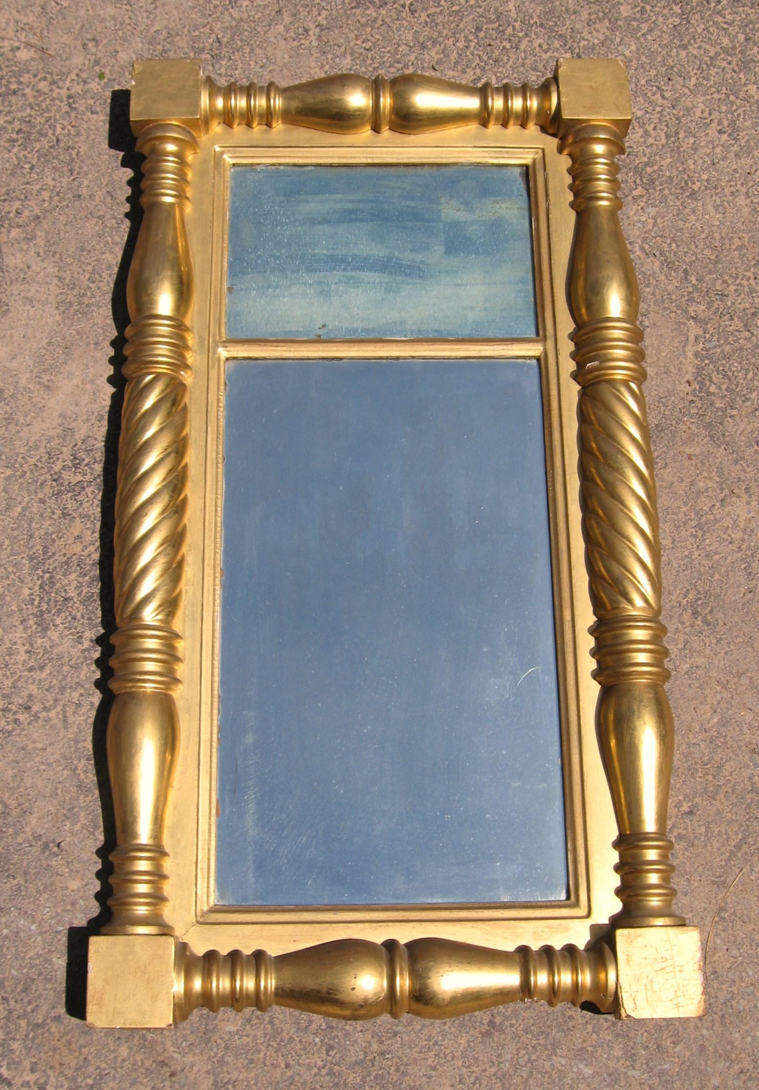 Wunderschöner zweiteiliger Spiegel im neoklassizistischen Stil mit Blattvergoldung, der den ursprünglichen Spiegel und die Vergoldung beibehält. Messung 19 1/8 Zoll breit x 35 3/8 Zoll hoch x 2 3/4 Zoll tief, geringfügige Abnutzung wie auf den Fotos