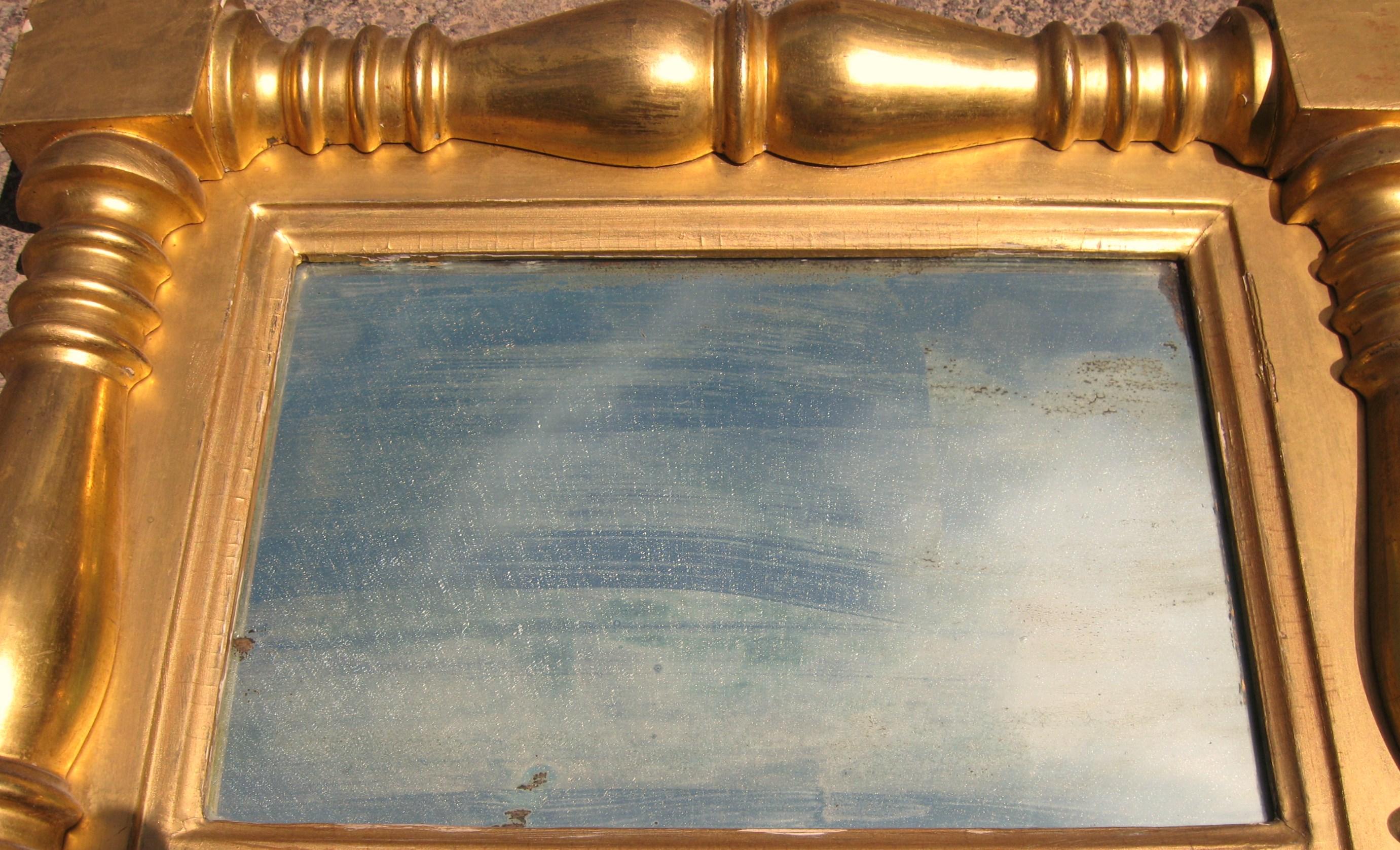 Neoklassizistischer 2-teiliger vergoldeter Pfeilerspiegel (Mittleres 19. Jahrhundert) im Angebot