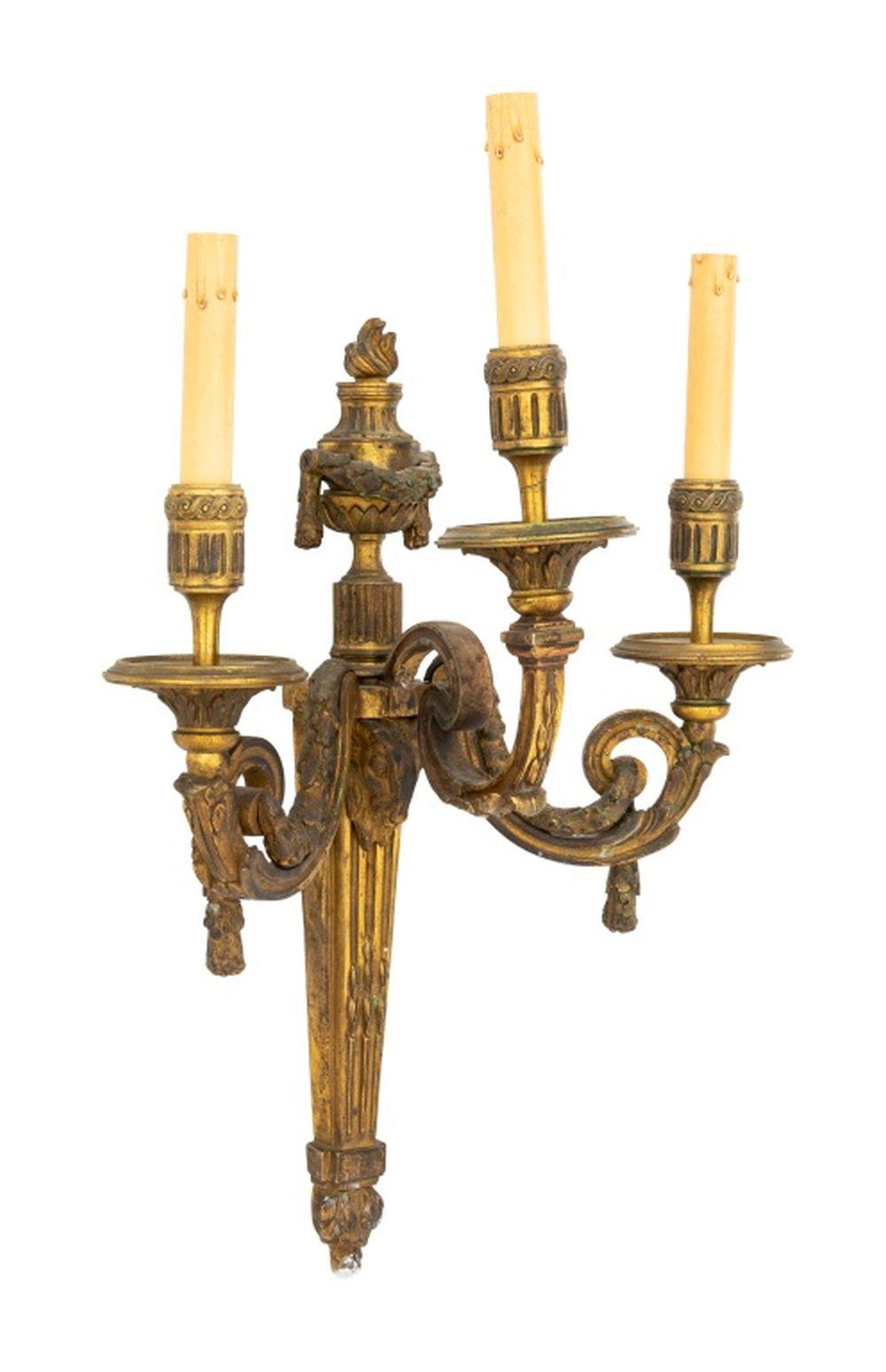 Neoclassico Coppia di lampade neoclassiche a tre rami in bronzo dorato in vendita