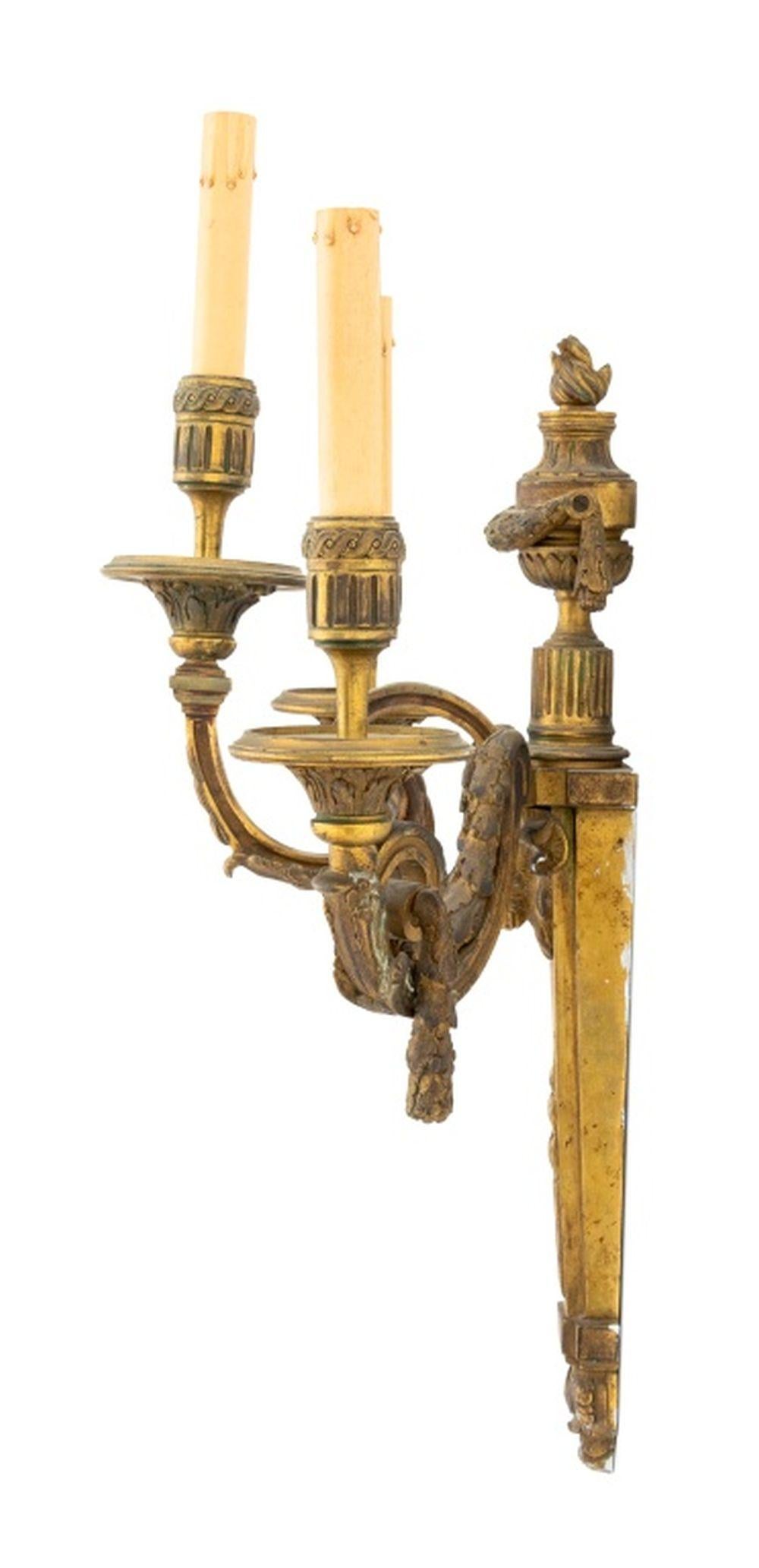 Dorato Coppia di lampade neoclassiche a tre rami in bronzo dorato in vendita