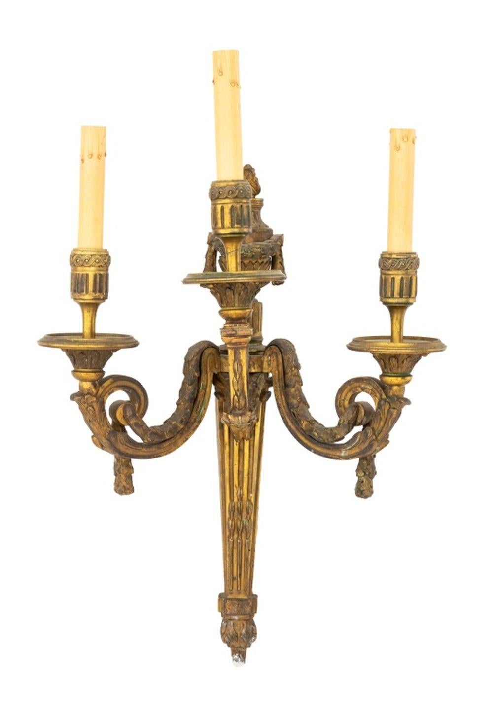Coppia di lampade neoclassiche a tre rami in bronzo dorato In condizioni buone in vendita a Astoria, NY