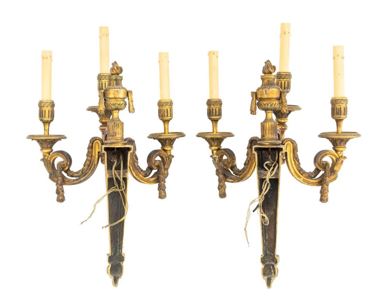 XX secolo Coppia di lampade neoclassiche a tre rami in bronzo dorato in vendita