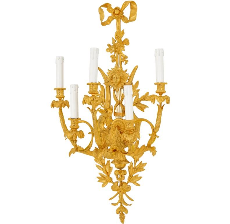 Questa magnifica applique in stile Luigi XVI incarna davvero l'eleganza e la raffinatezza della sua epoca. Sapere che è attribuito alla maestria di Feuchère aggiunge un ulteriore livello di apprezzamento, collegandolo a una stirpe di eccezionali