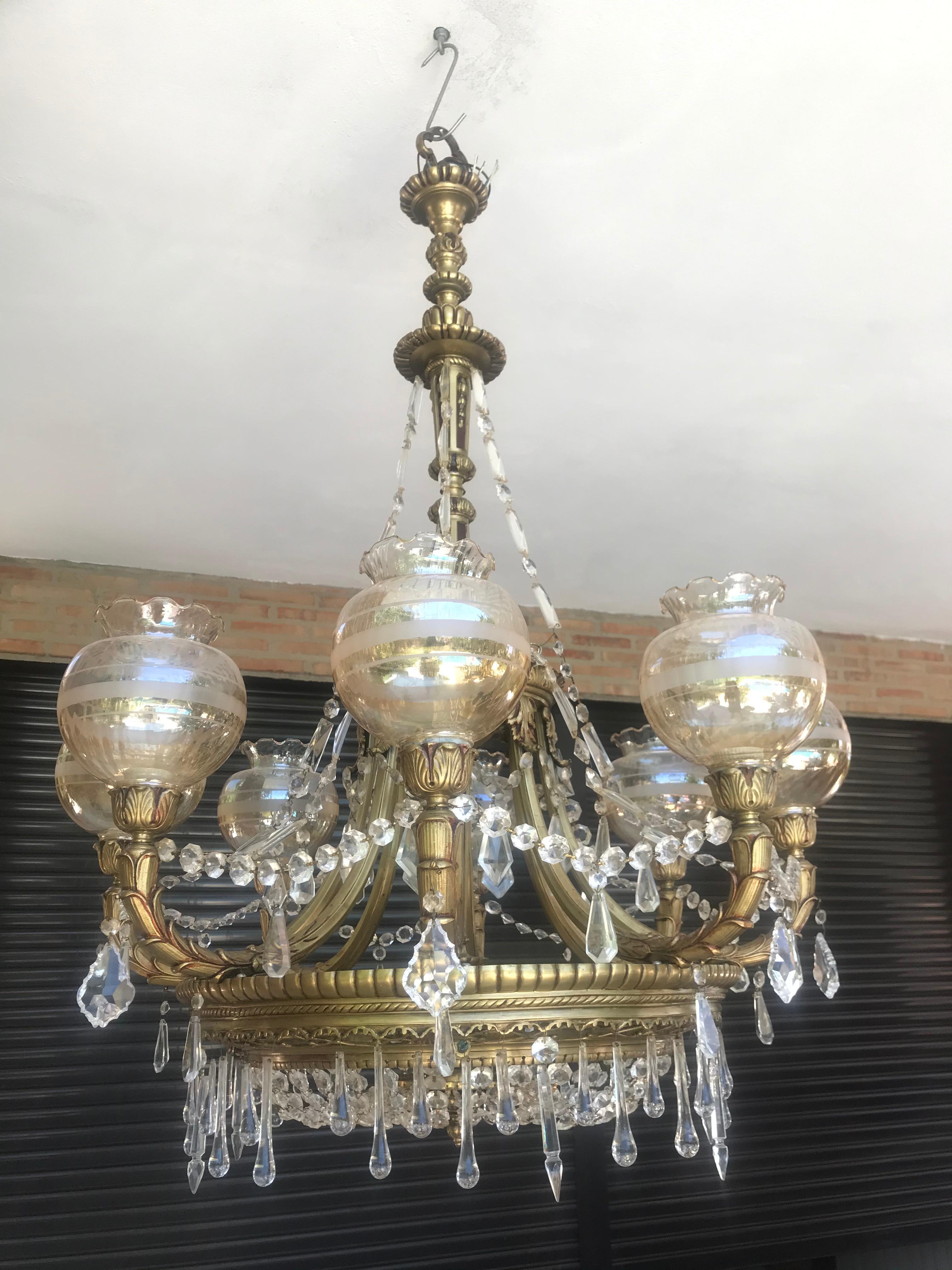Gorgeous antique circa 1920 Spanish Victorian eight-light bulbs chandelier/bronze and iridescent glass shades, 20th century
Eight bulbs e 14 /good working condition/ European wiring.
Age patina
Your item will be carefully packed. Assembly