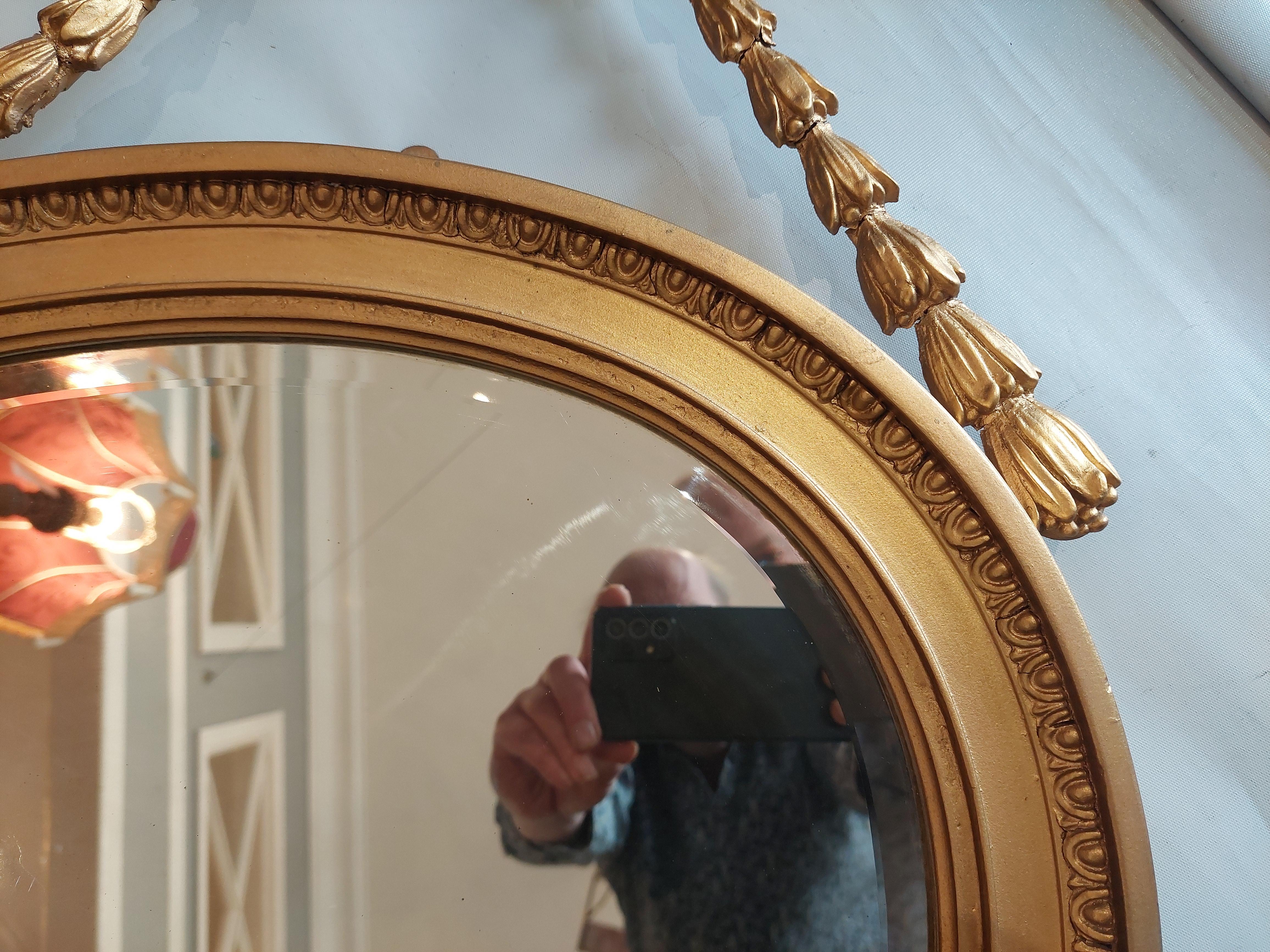Specchio neoclassico Adams con cornice dorata in vendita 3