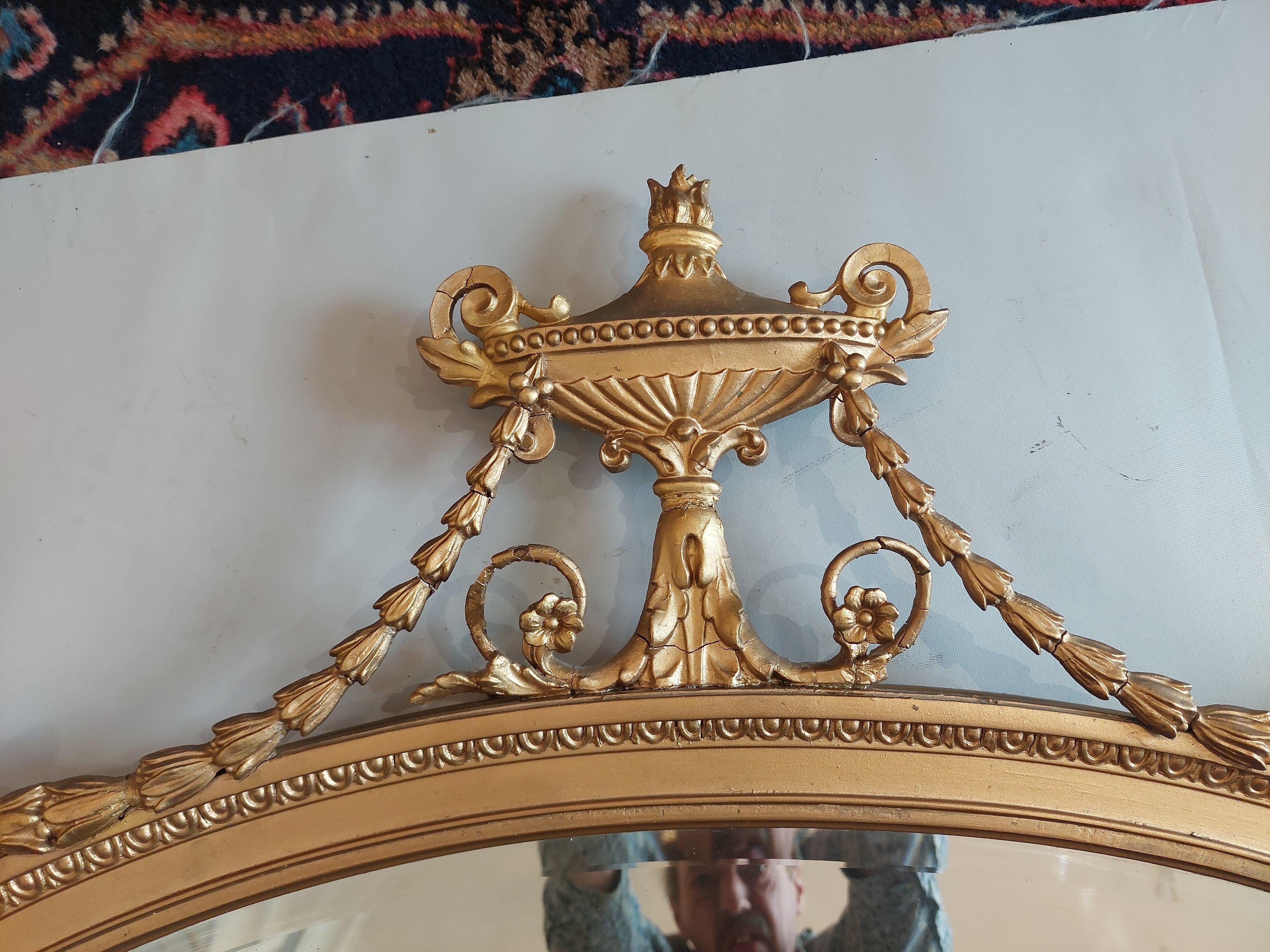 Gesso Specchio neoclassico Adams con cornice dorata in vendita