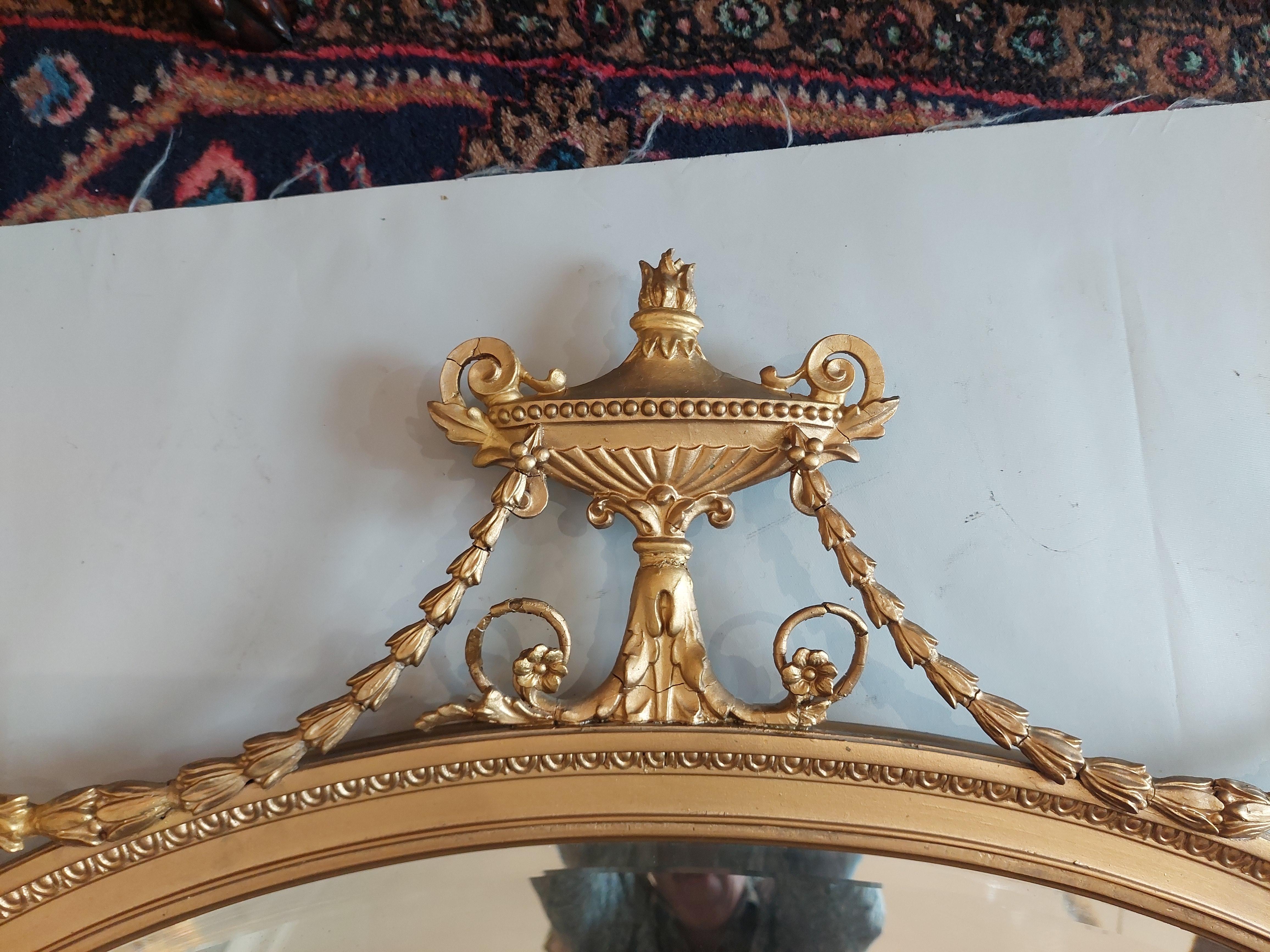 Specchio neoclassico Adams con cornice dorata in vendita 1